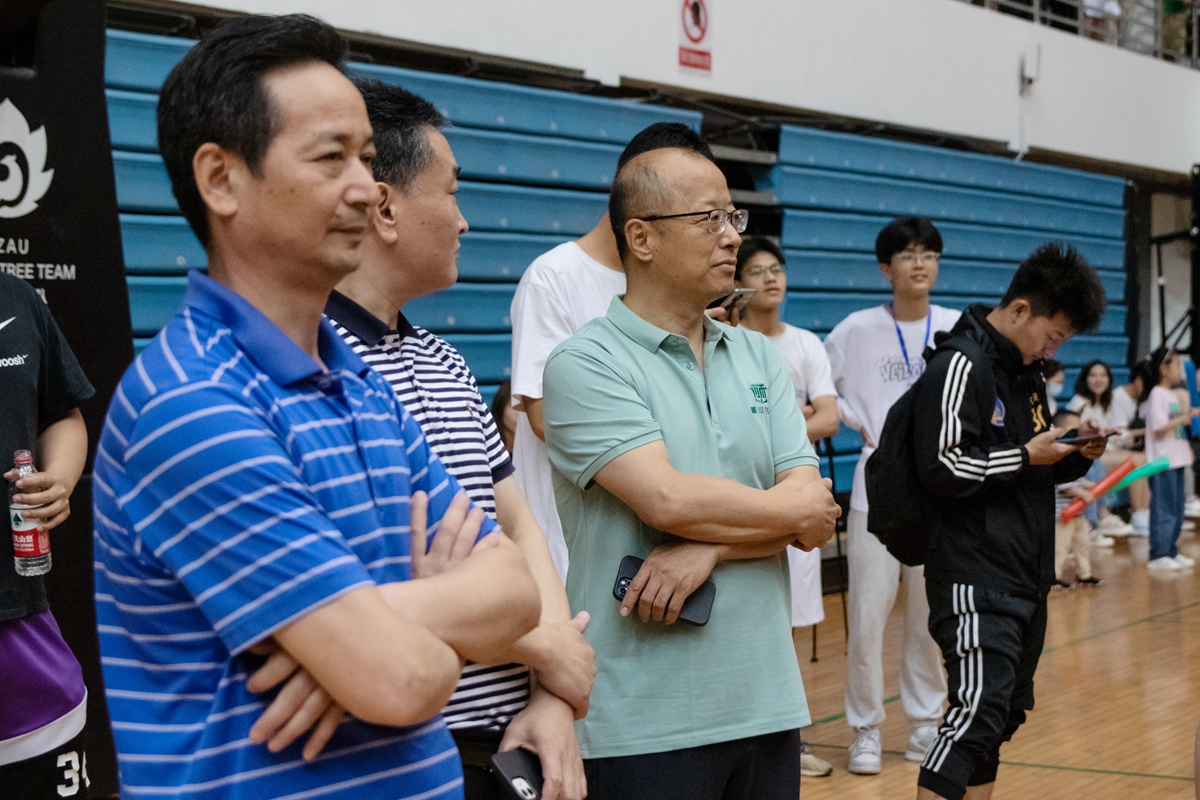 校长李召虎正在观看篮球比赛（学通社记者 程希怡 摄）