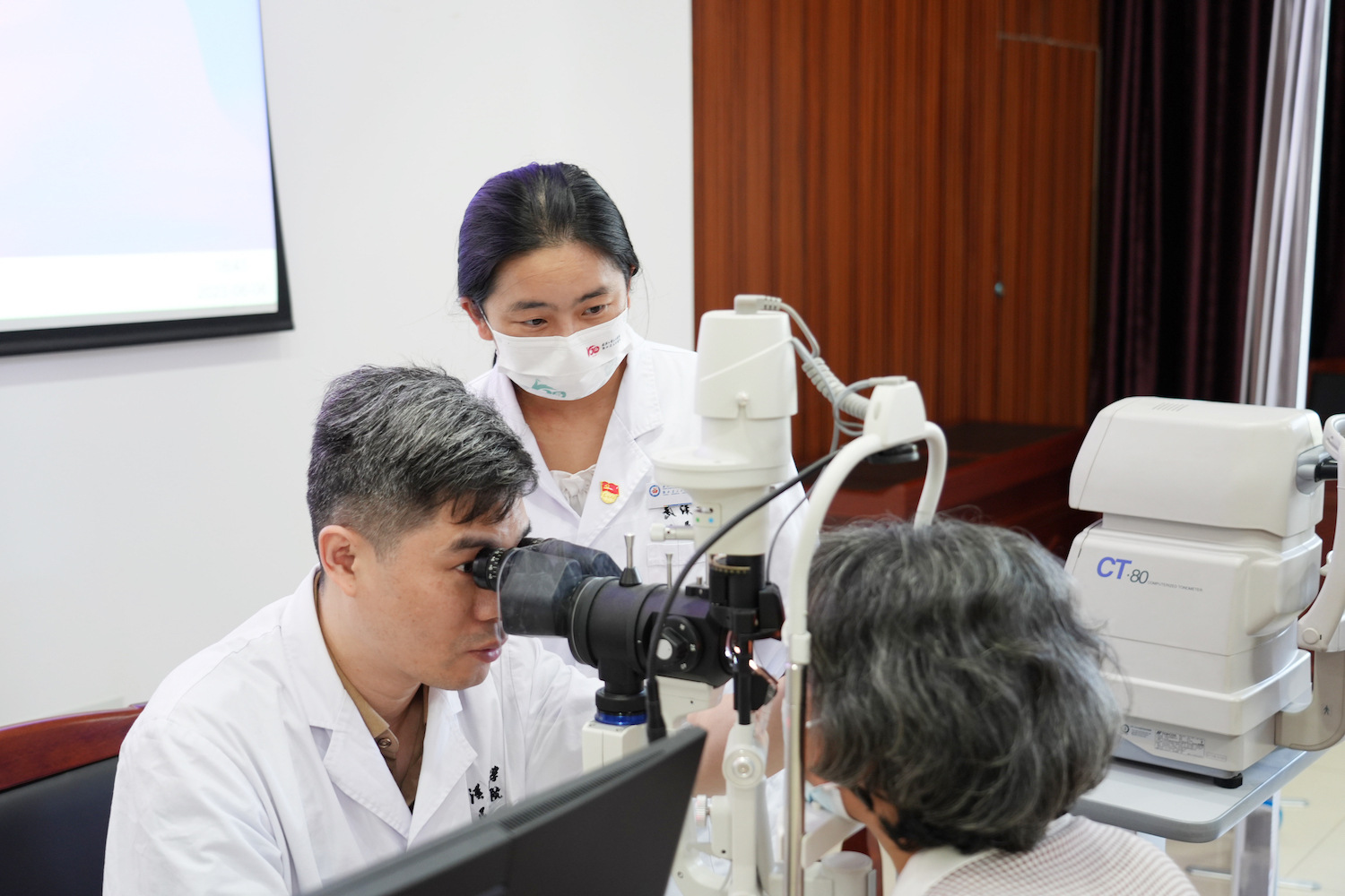 武汉人民医院眼科专家团队为居民义诊