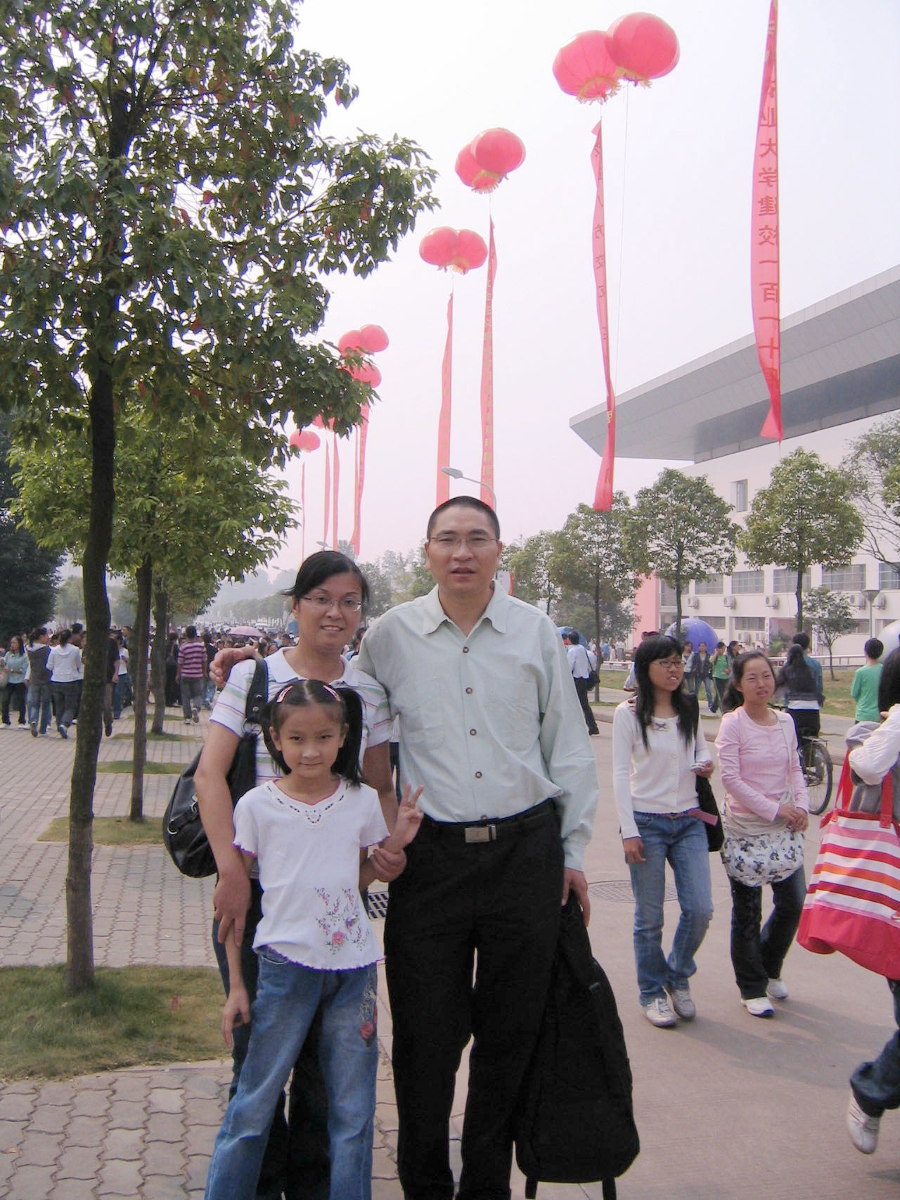 2008年10月2日，吕奇蔚与父母来到华中农业大学，参加华中农业大学建校110周年活动（受访者 供图）