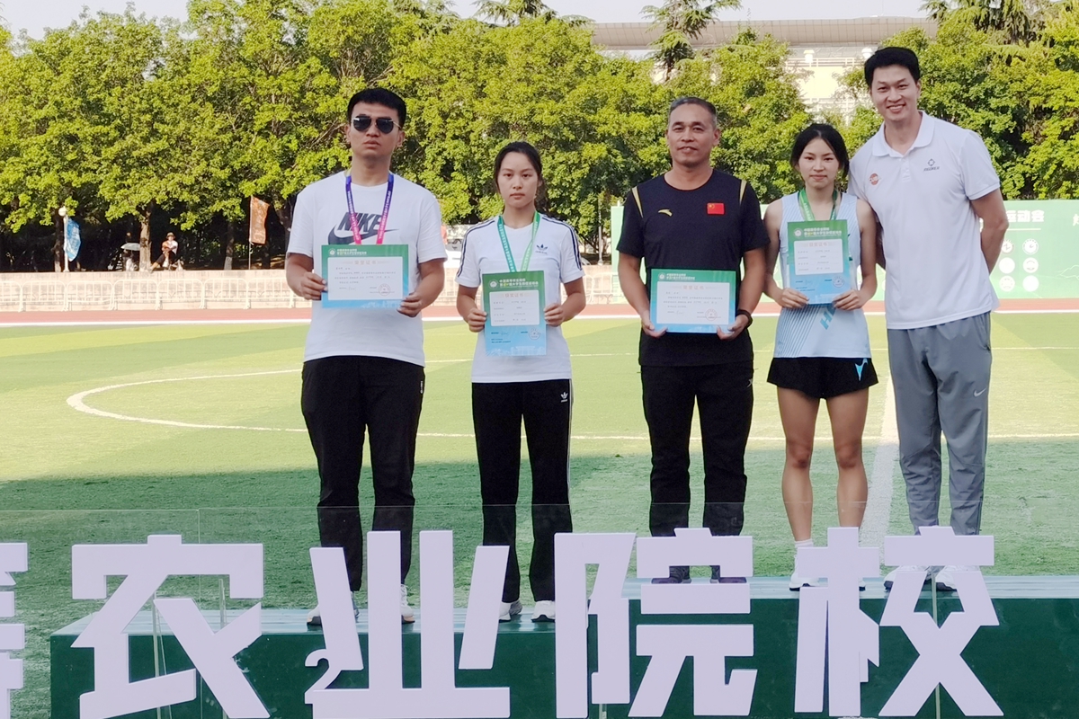 获得女子100冠军的领奖照片，左三教练员龙波、左四运动员杨家琪、左五体育部副主任邹伟。
