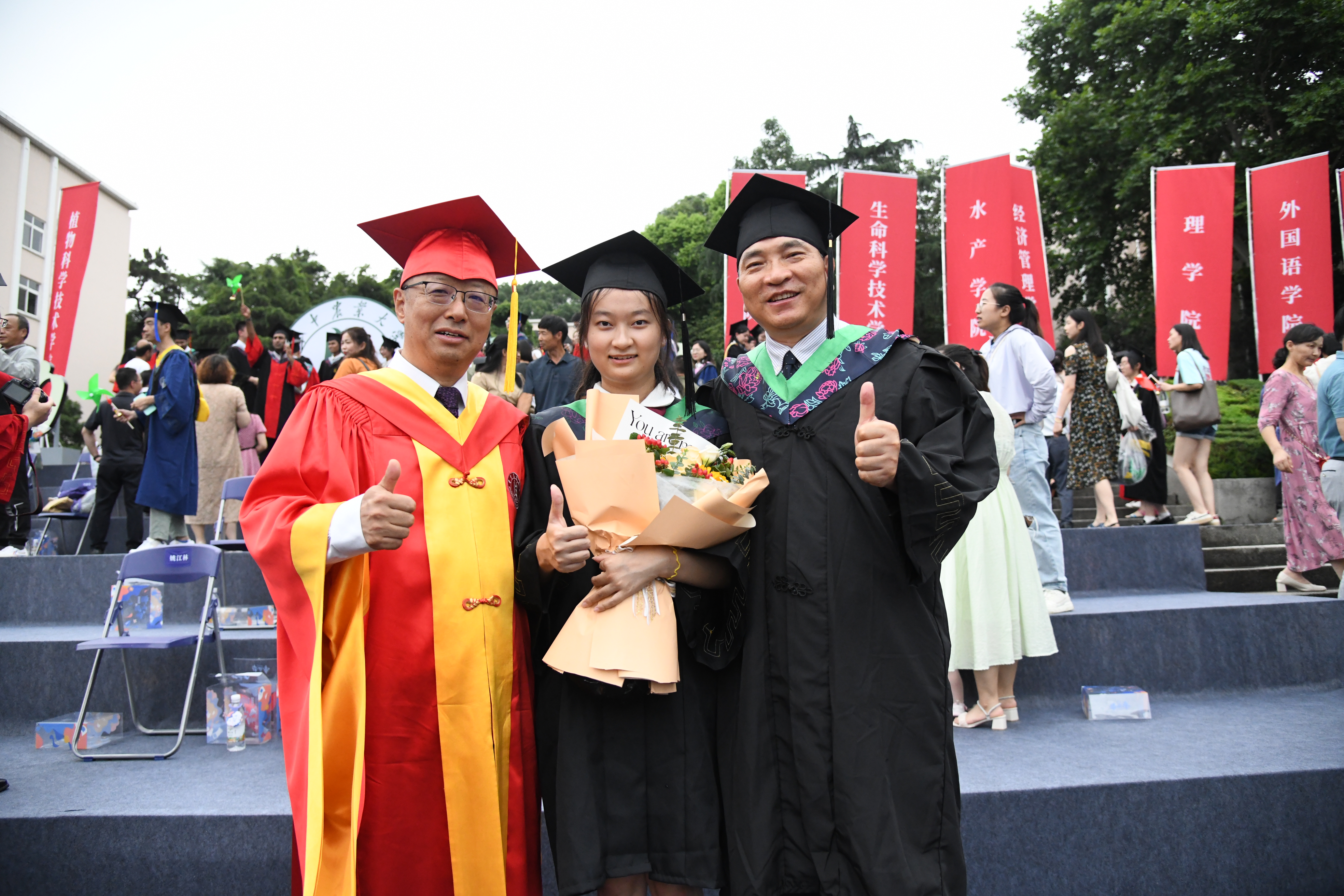 李召虎与1988届校友王海生以及王海生女儿、2023届毕业生吕奇蔚合影