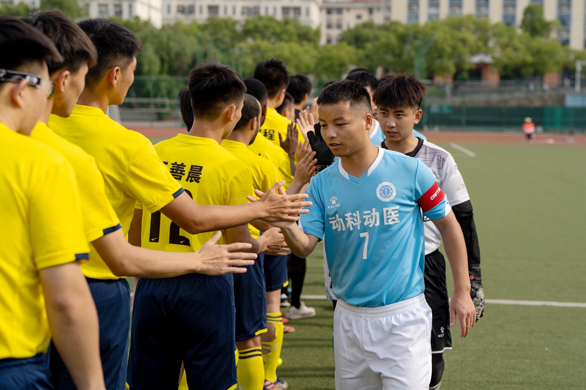 双方球员击掌致意（学通社记者 周嘉键 摄）