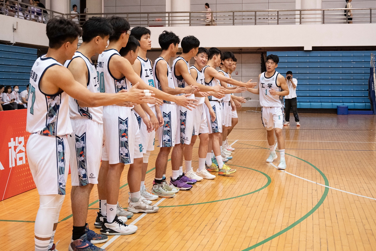 工学院本科生男篮队员击掌入场（学通社记者 郎一阳 摄）