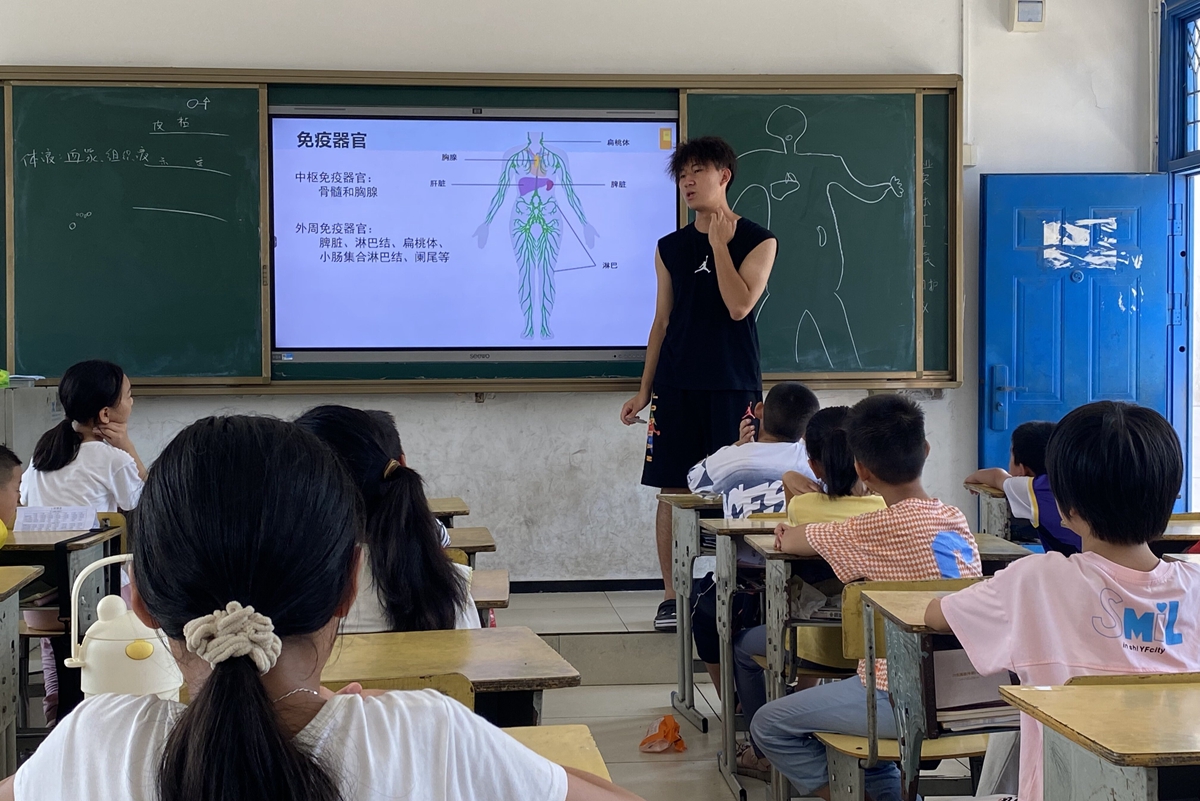 志愿者王泽宇带领学生们学习人体的免疫器官