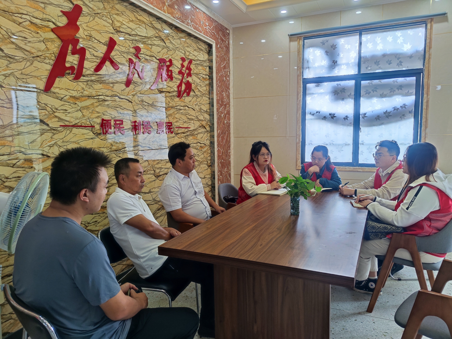 志愿服务队与彭新村村委班子见面座谈会（梅斌 供图）