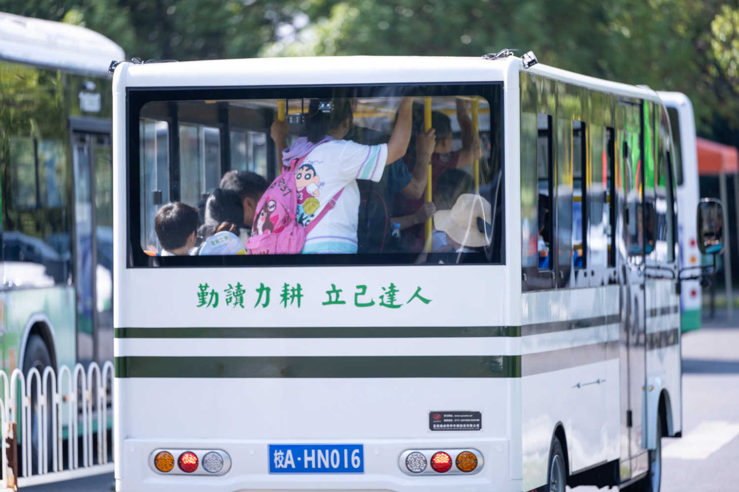 开往校园的校巴（学通社记者 高言曦 摄）-0892