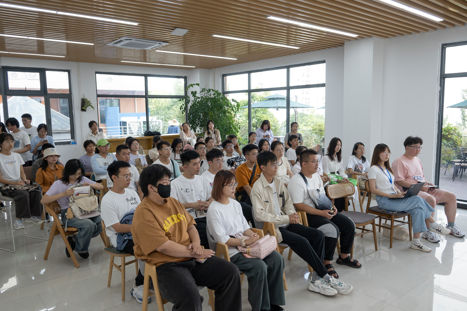 同学们认真听讲（学通社记者 郑景扬 摄）