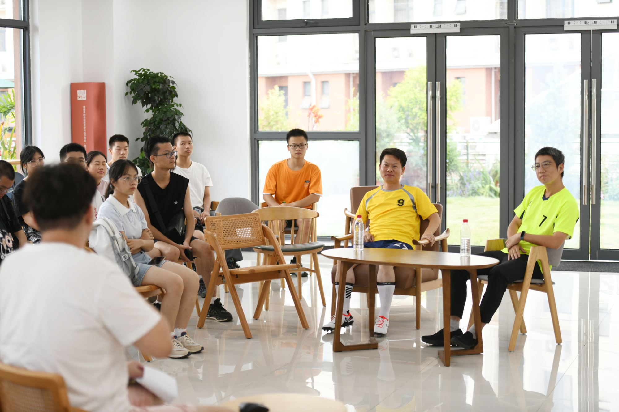 两位老师与同学们共话“我的青春遇见足球”（记者 刘涛 摄）