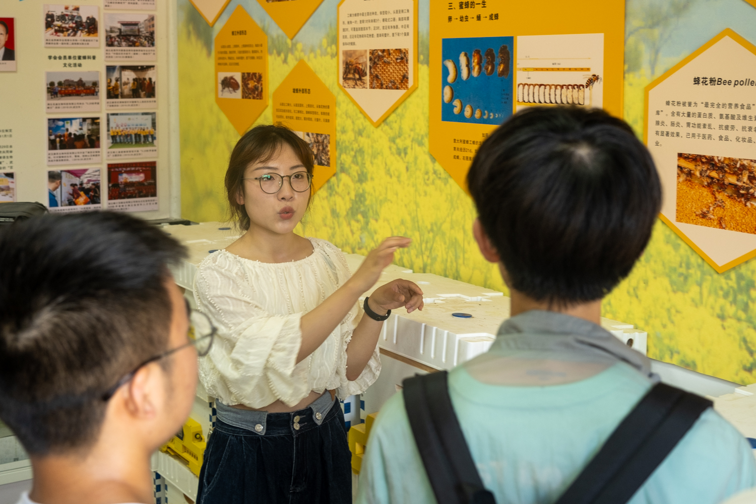 动科专硕2302娄群正在给同学们介绍蜜蜂（学通社记者 周嘉键 摄）