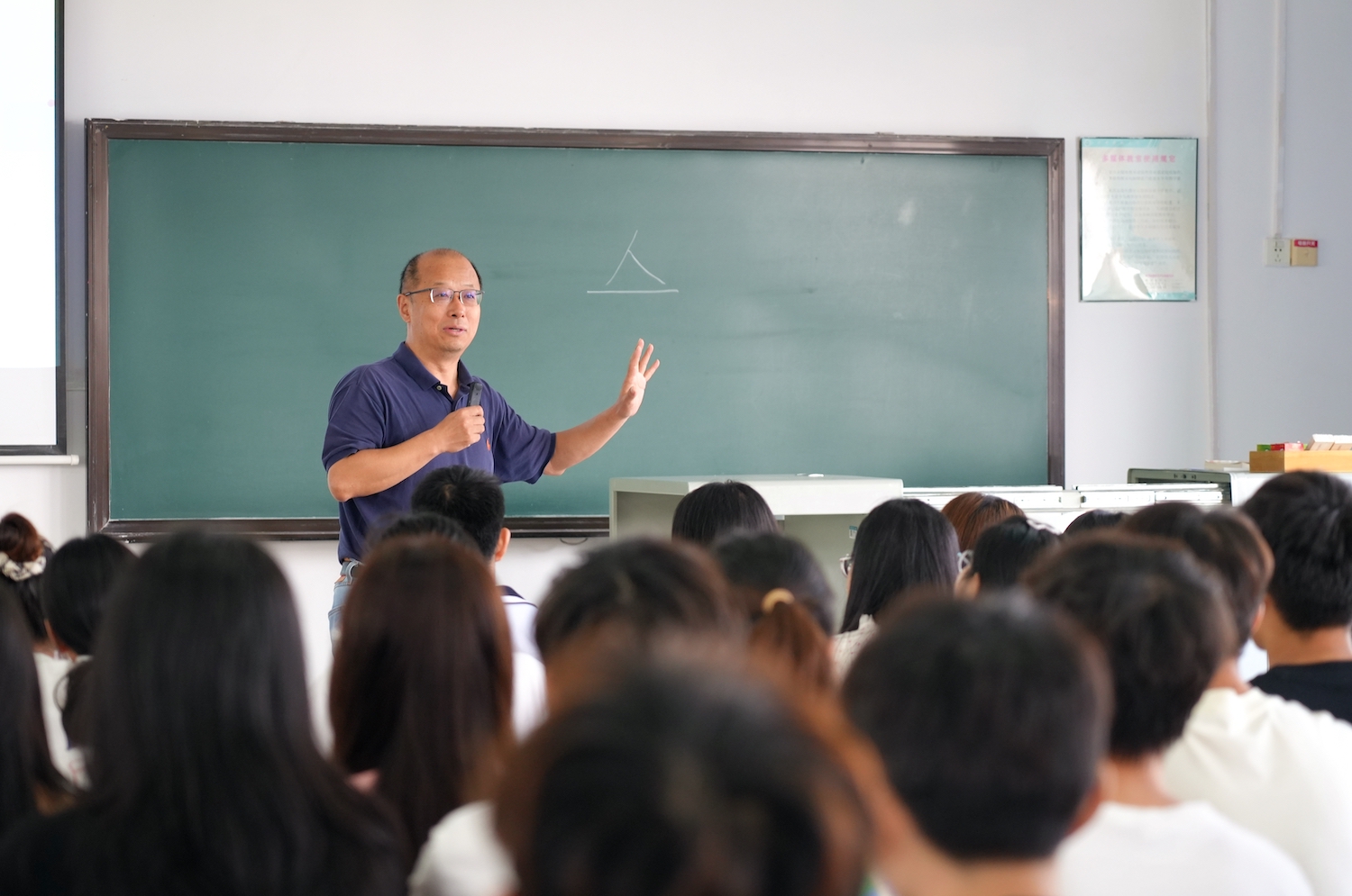 李召虎受邀与同学们面对面交流（记者 匡敏 摄）