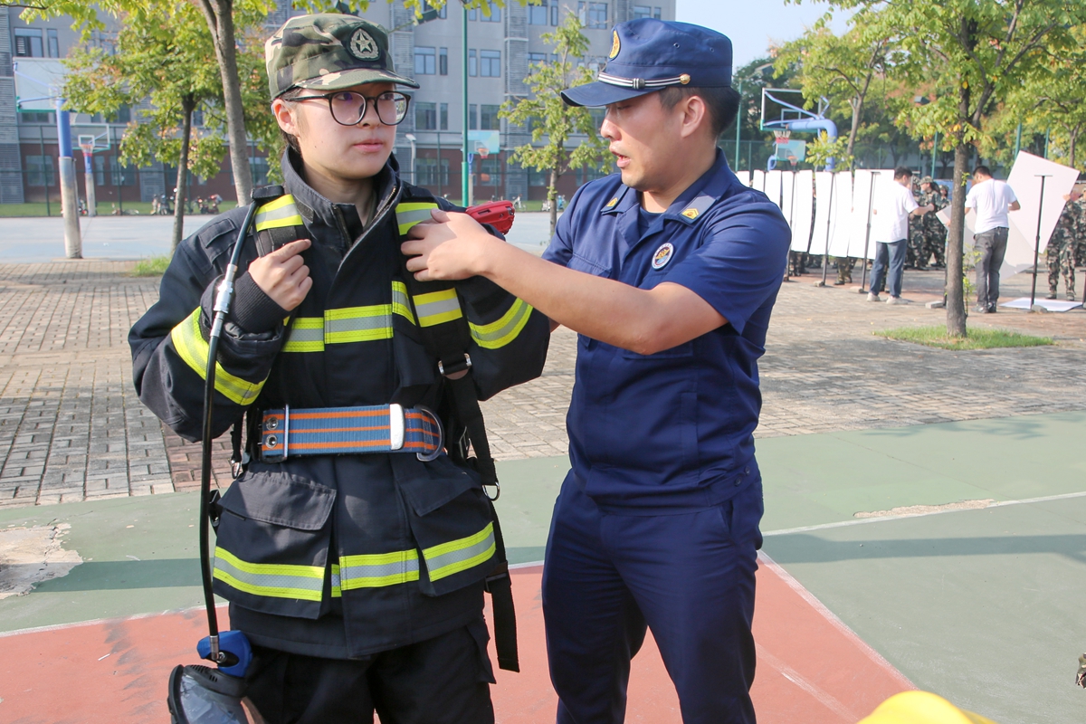 军训学员体验消防服装（学通社记者 林景灿 摄）