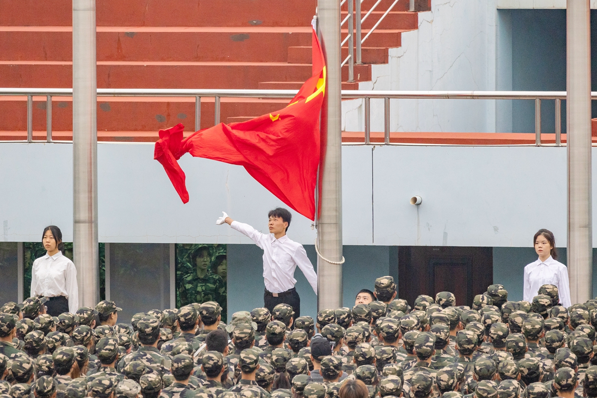 扬旗（学通社记者 周全 摄）