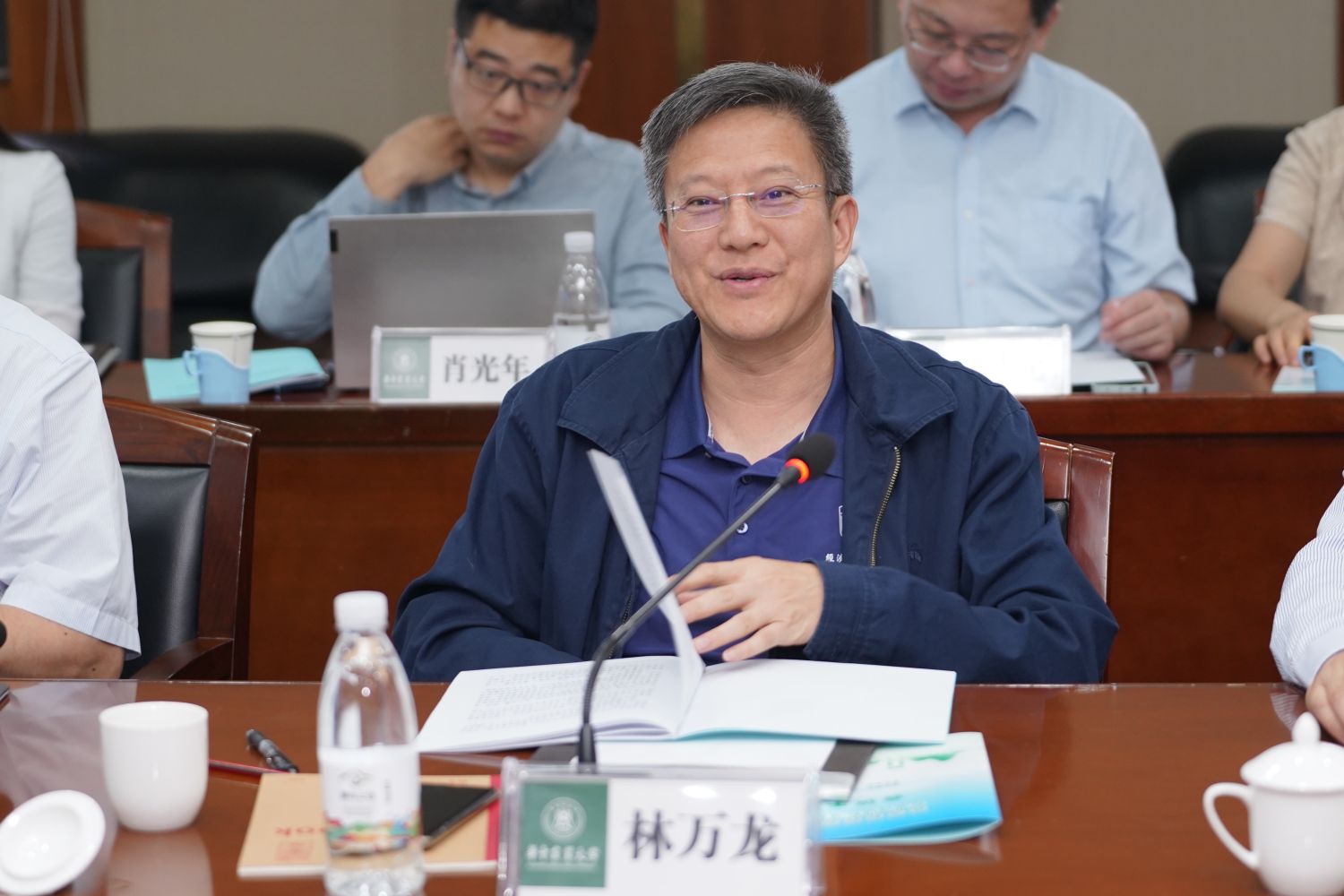 中国农业大学副校长林万龙主持会议