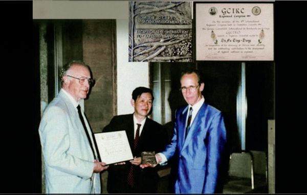 1991年，傅廷栋（中）获得GCIRC“杰出科学家”奖。（资料图）