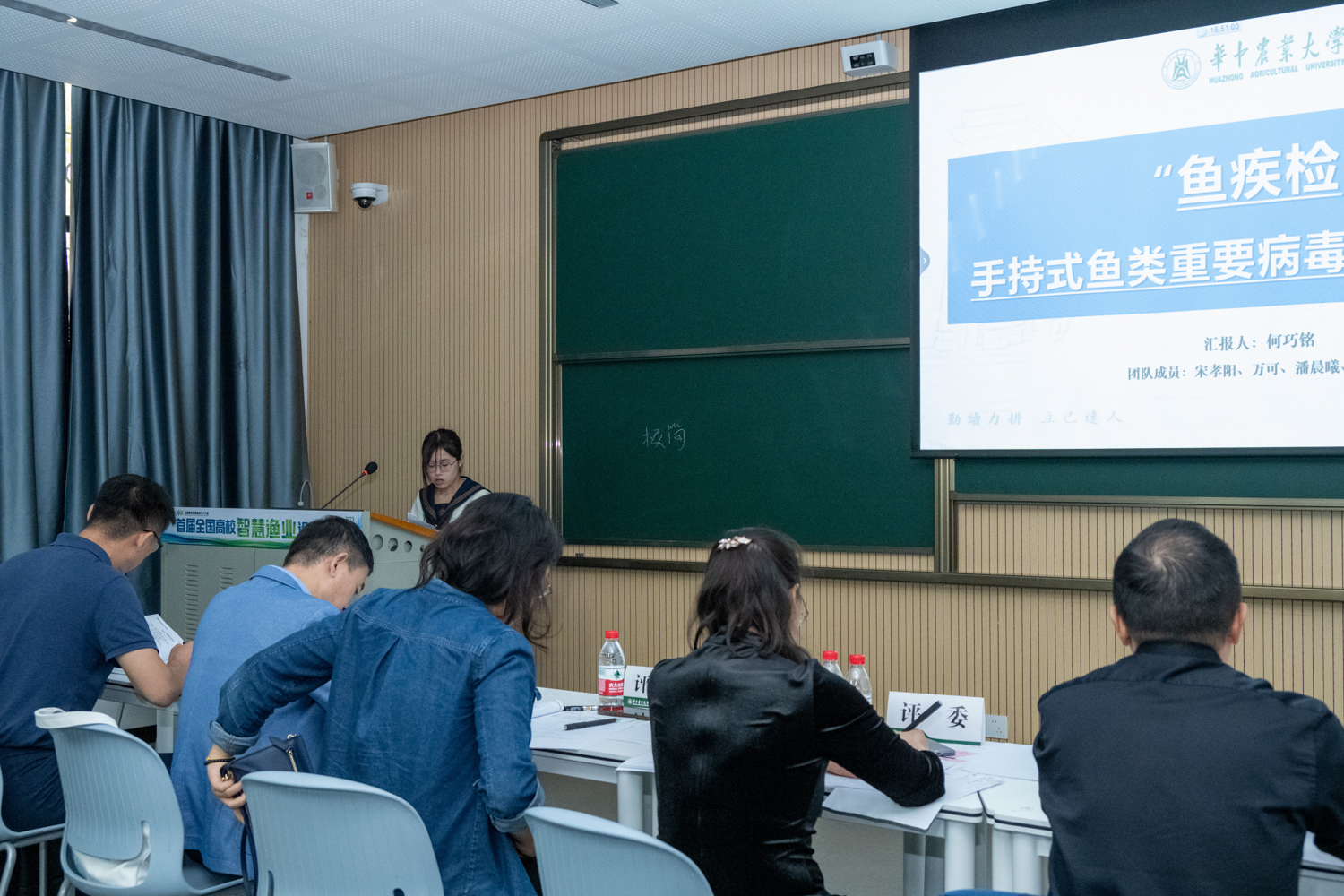 华中农业大学水产学院何巧铭团队答辩现场（学通社记者 王博炜 摄）