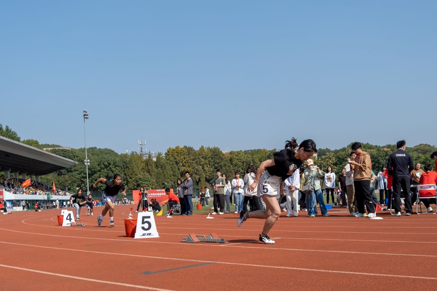 女子学生400米决赛0125动科动医赵慧起跑（学通社记者 王博炜 摄）