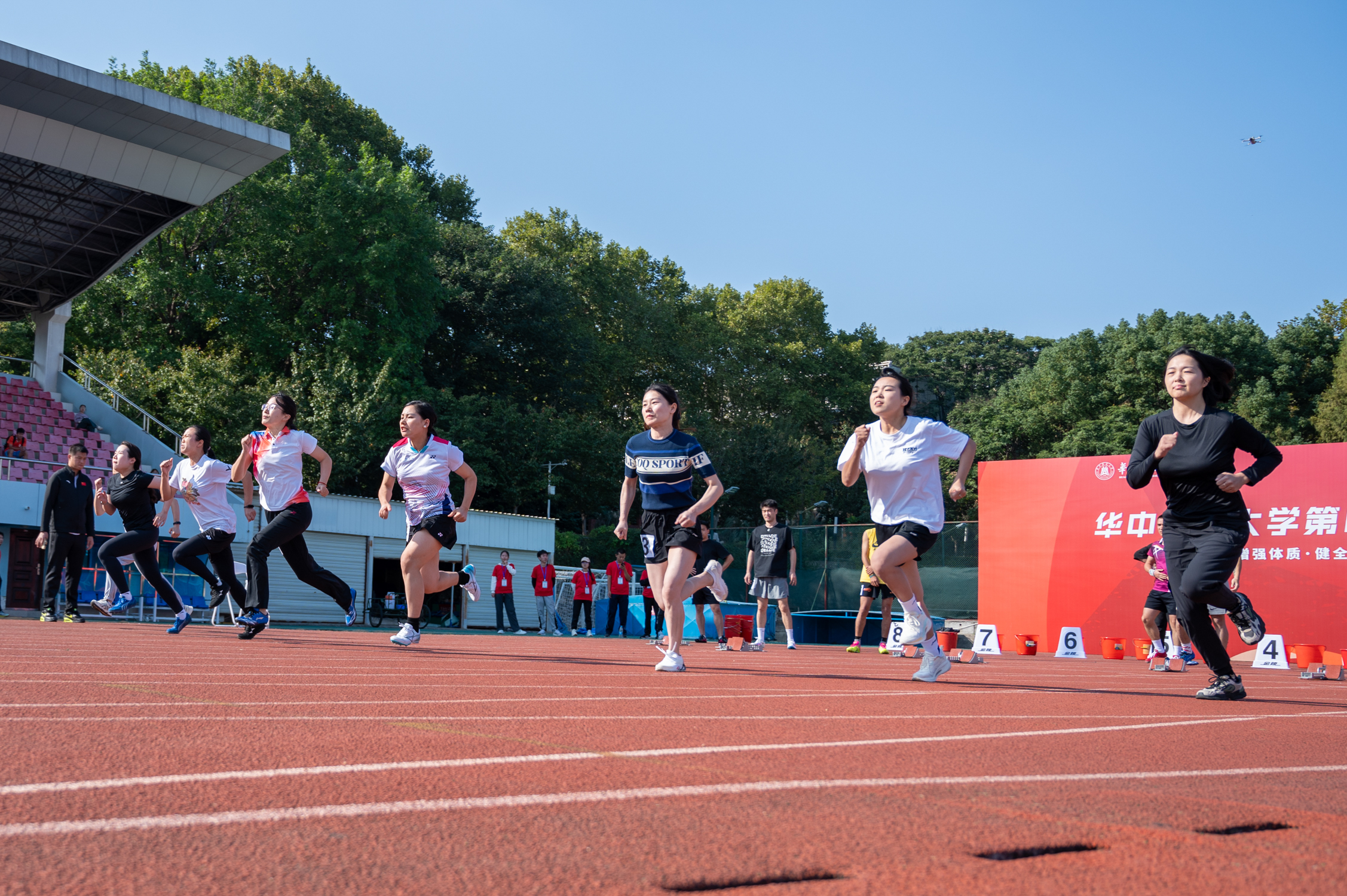 女子学生100米决赛比赛中 1500K（学通社记者 李泽坤 摄）