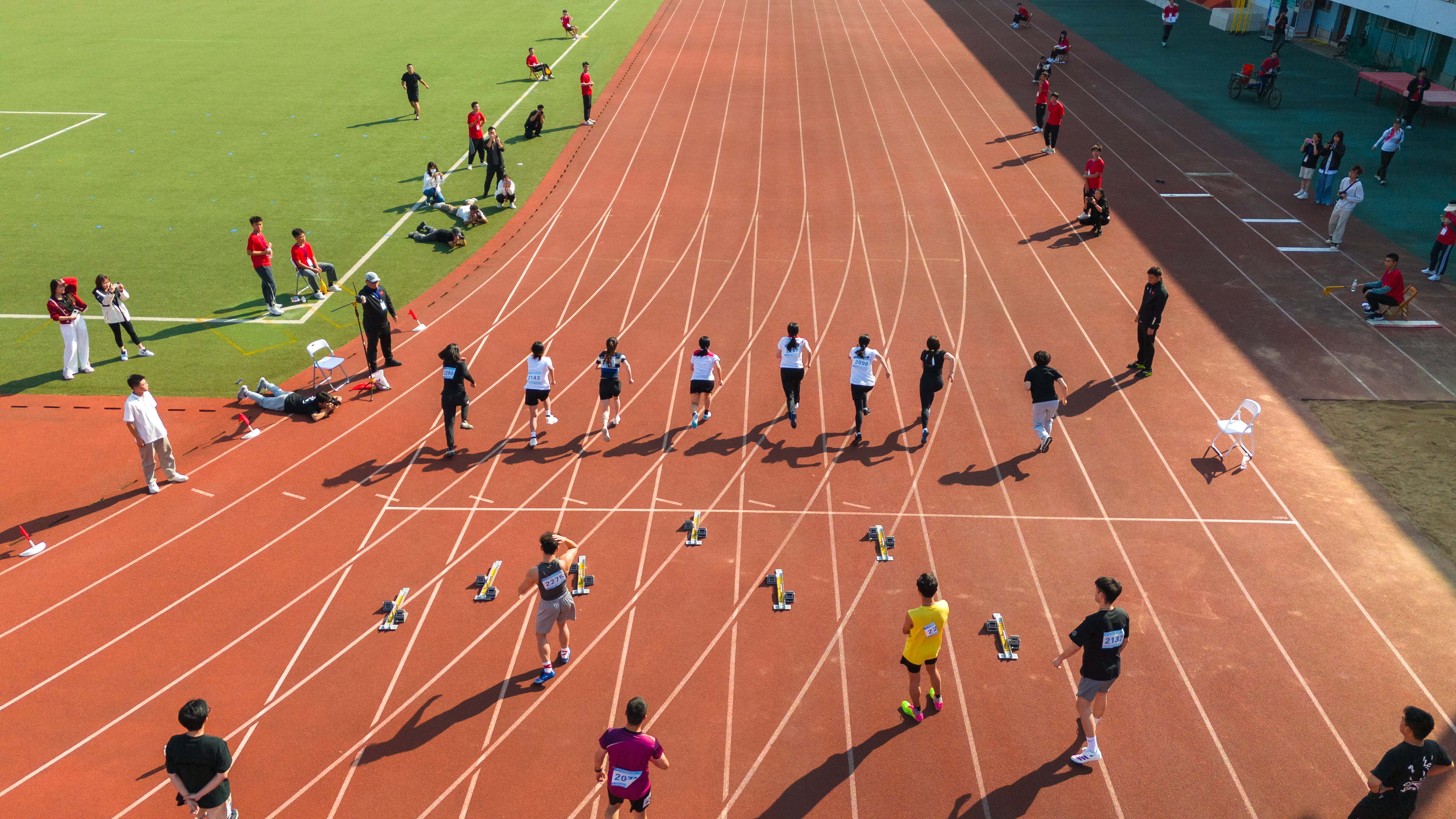 20日下午女子教工100米决赛，选手们在发令后跑出(学通社记者 陈奕宇 摄)-3