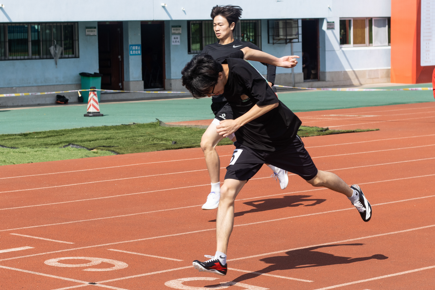 男子学生400米决赛冲线-1（学通社记者 仇傲 摄）