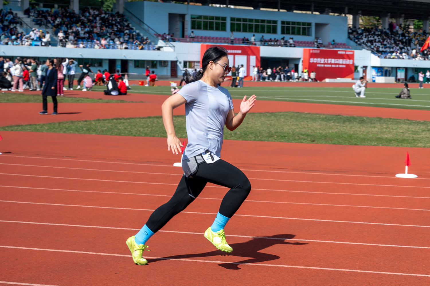 女子学生400米决赛7号选手（学通记者 李泽坤 摄）1500