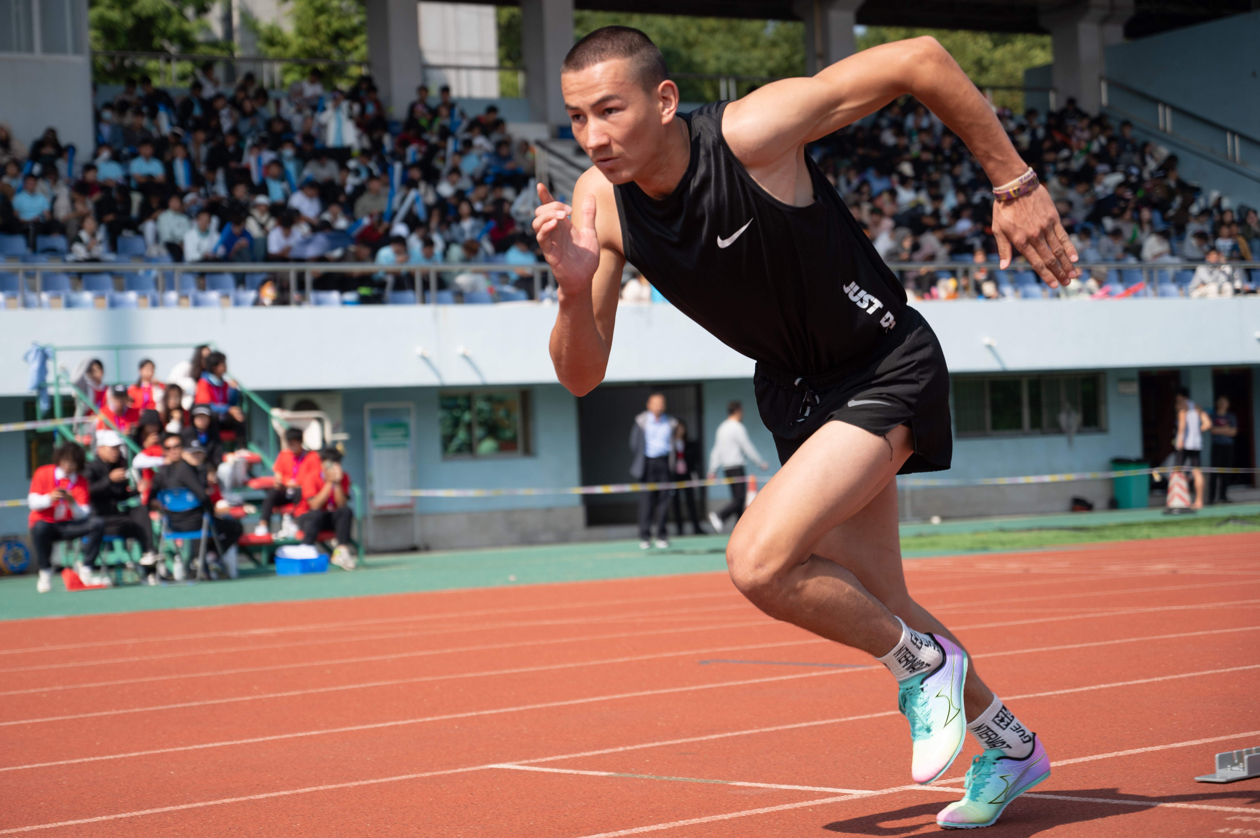 男子400米冠军起跑（学通社记者 魏雨城 摄）