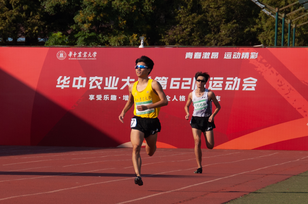 男子800m决赛（学通社记者 张槟蛘 摄） (3)