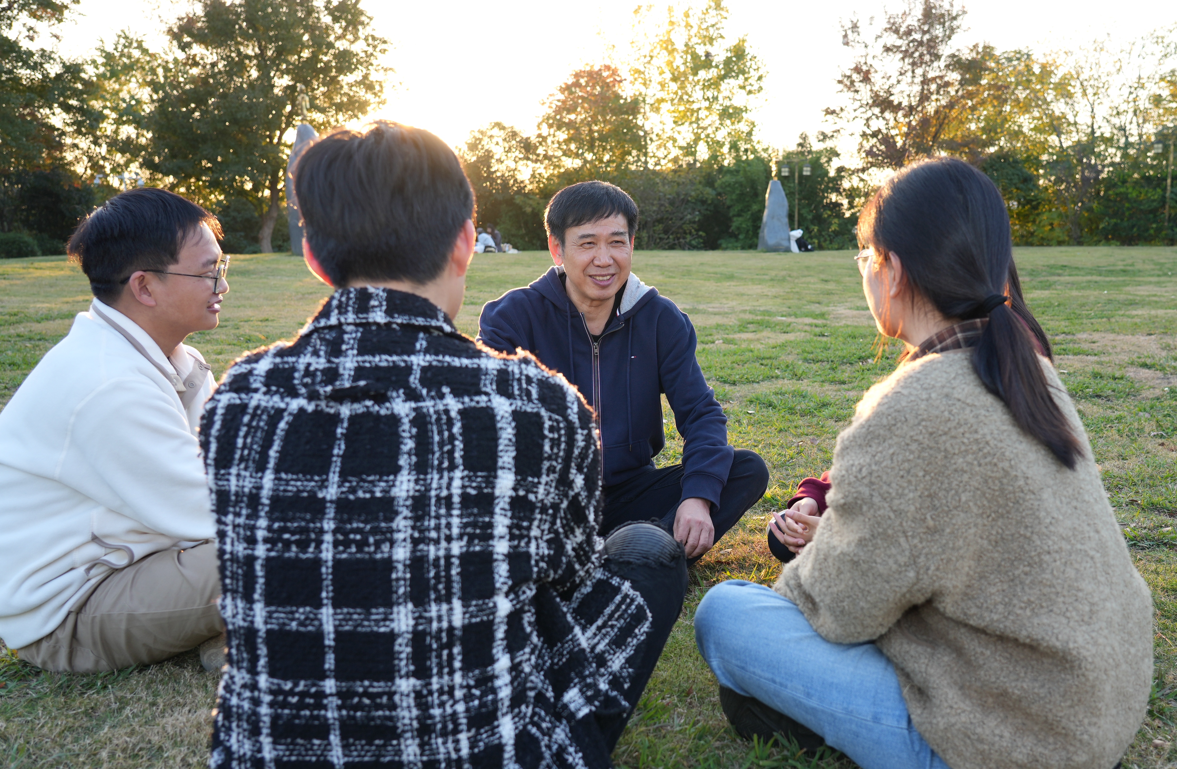 夕阳下，张安陆老师与同学们在二十四节气园畅聊（记者 匡敏 摄）