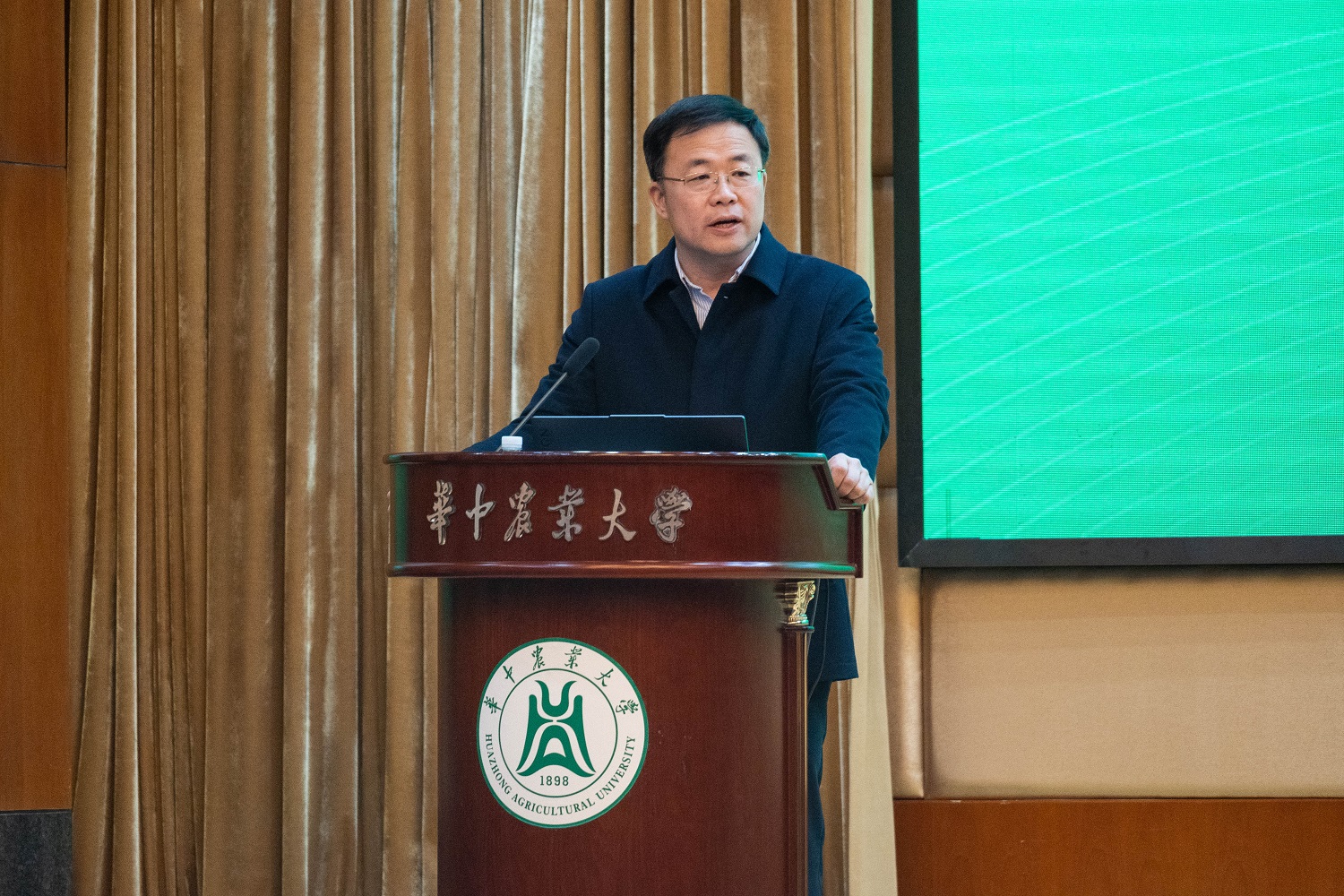 湖北省科学技术厅党组成员、副厅长吴骏讲话 （学通社记者 张湛琦 摄）