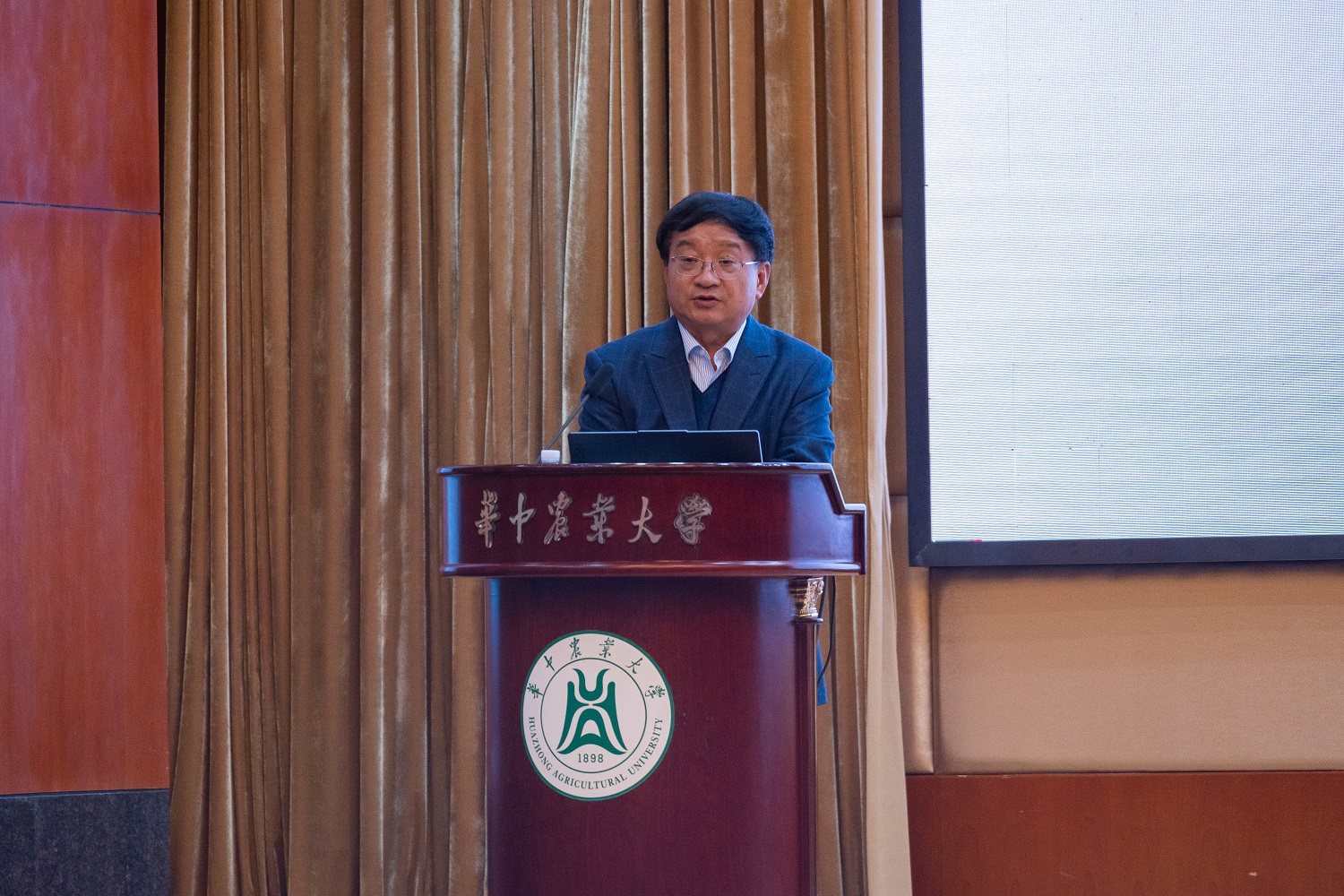 中国农业科学院万建民院士主旨演讲（学通社记者 张湛琦 摄）