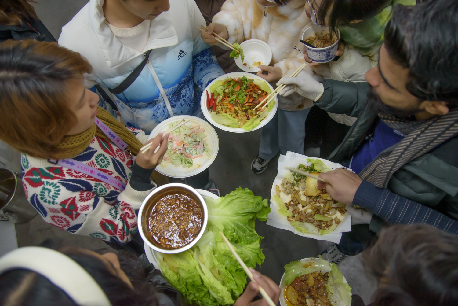 （俯瞰图）国际学生分享各自的菜肴（学通摄记者 郑景扬 摄）