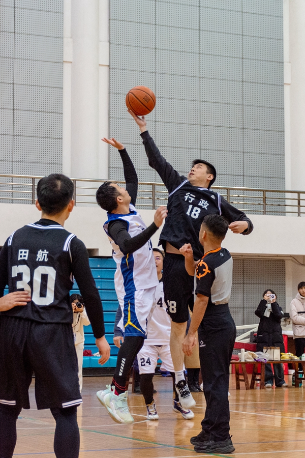 第十三届教职工篮球赛揭幕赛开赛（学通社记者 吕旭阳 摄）