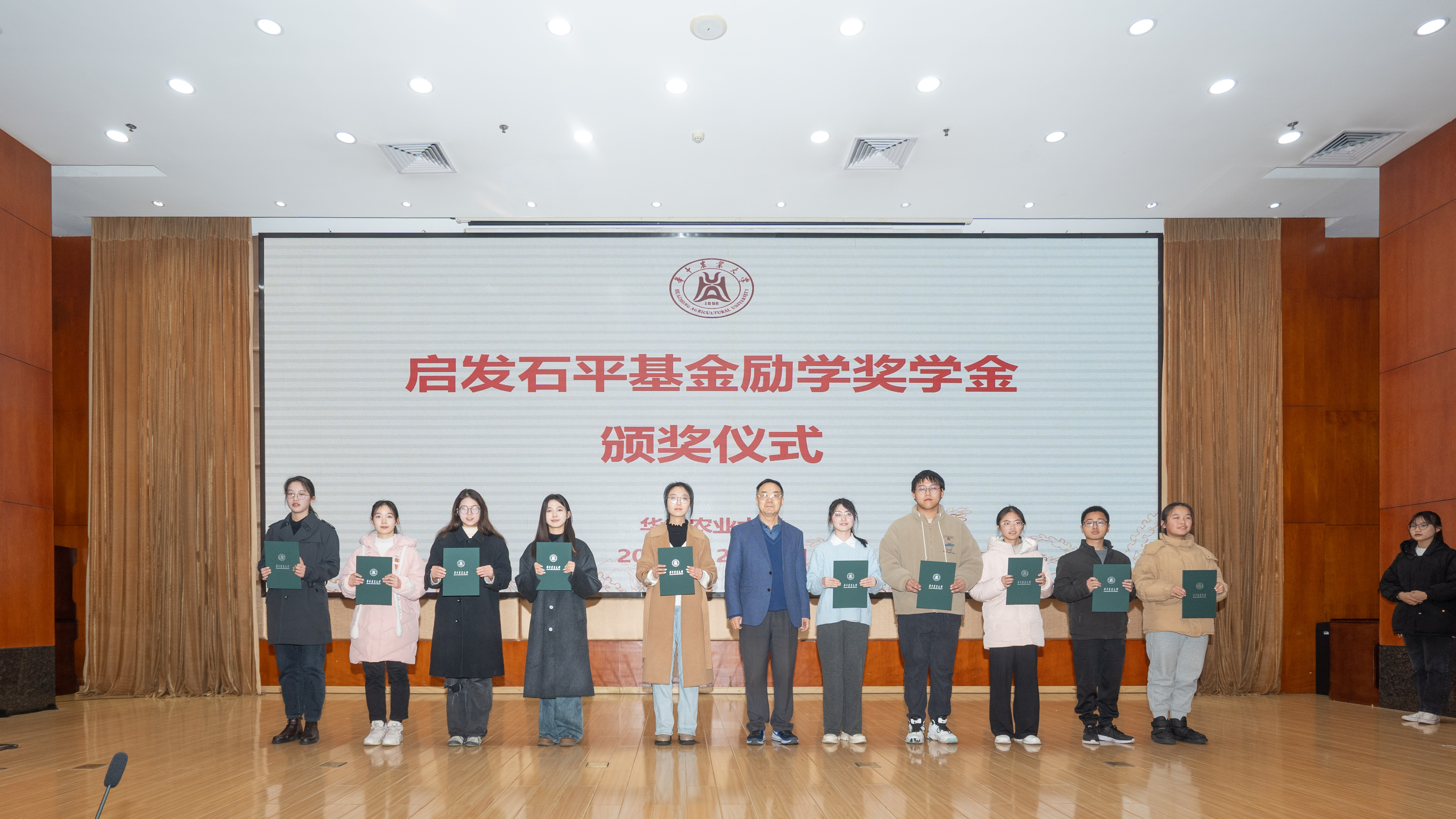 1 张启发院士为获奖同学颁发获奖证书(学通社记者 刘博文 摄)