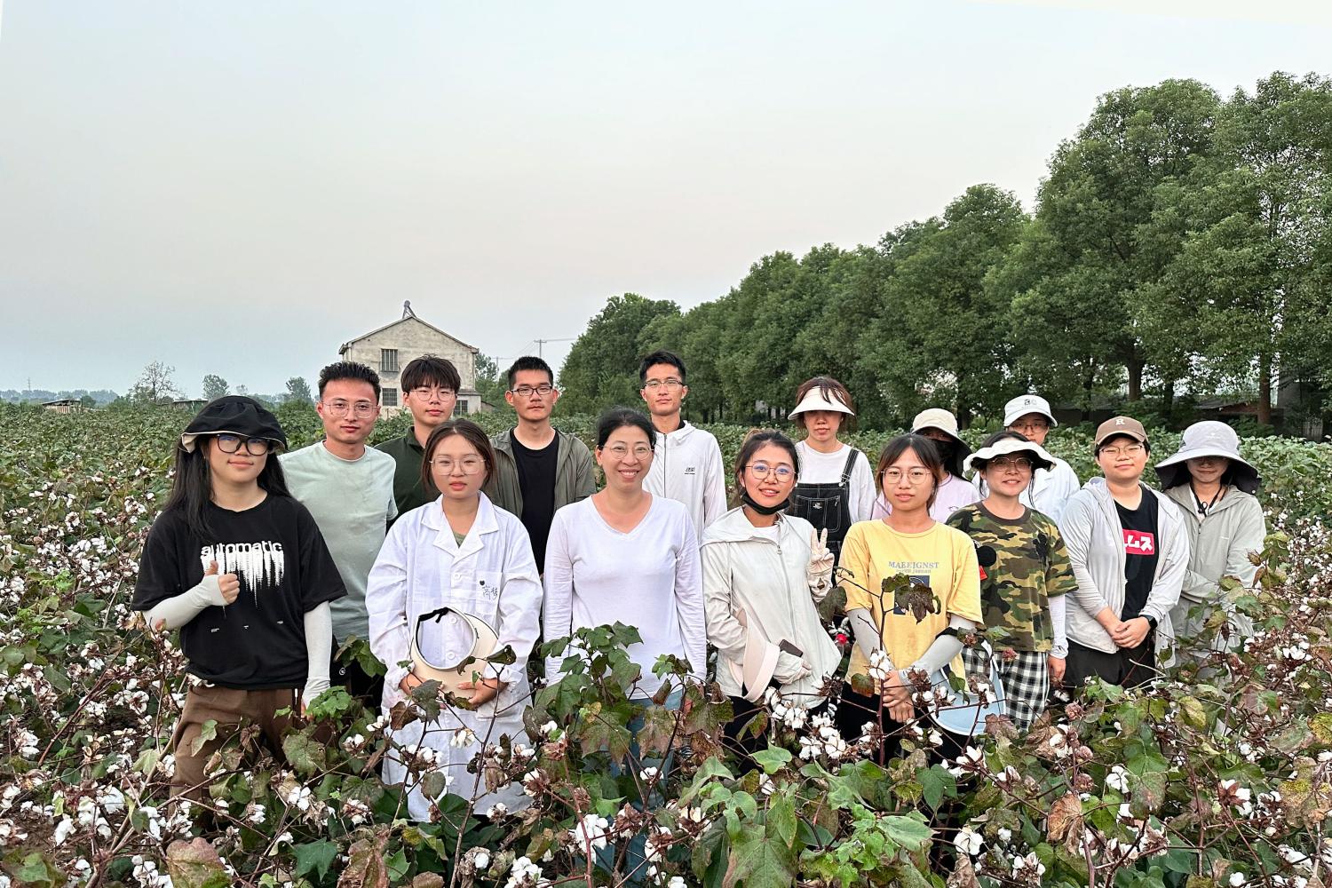 杨细燕与团队学生一起在鄂州田间取样