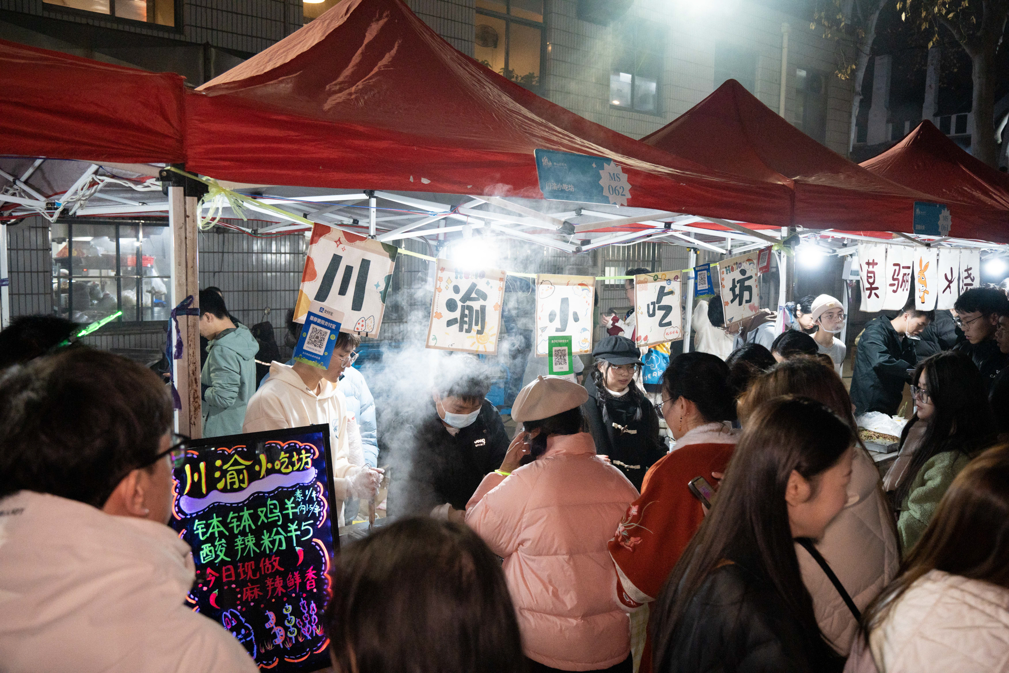 12月31日下午18：32梦泽园美食区川渝小吃坊同学排队（学通社记者 丁沐嵘 摄） (1)