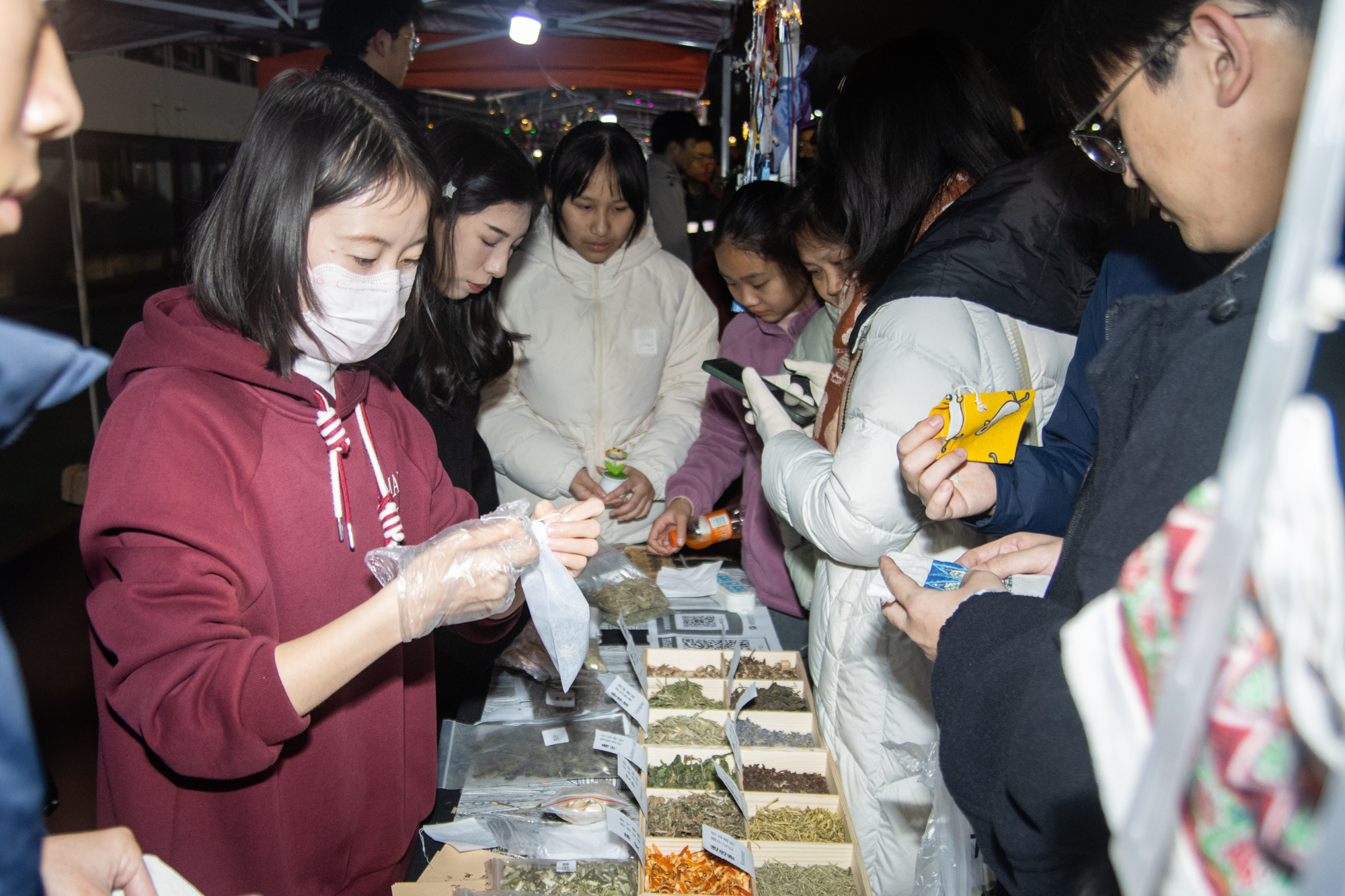 2023年12月31日晚19：00，二运操场集市区香囊手作现场’学通社记者 仇傲 摄）