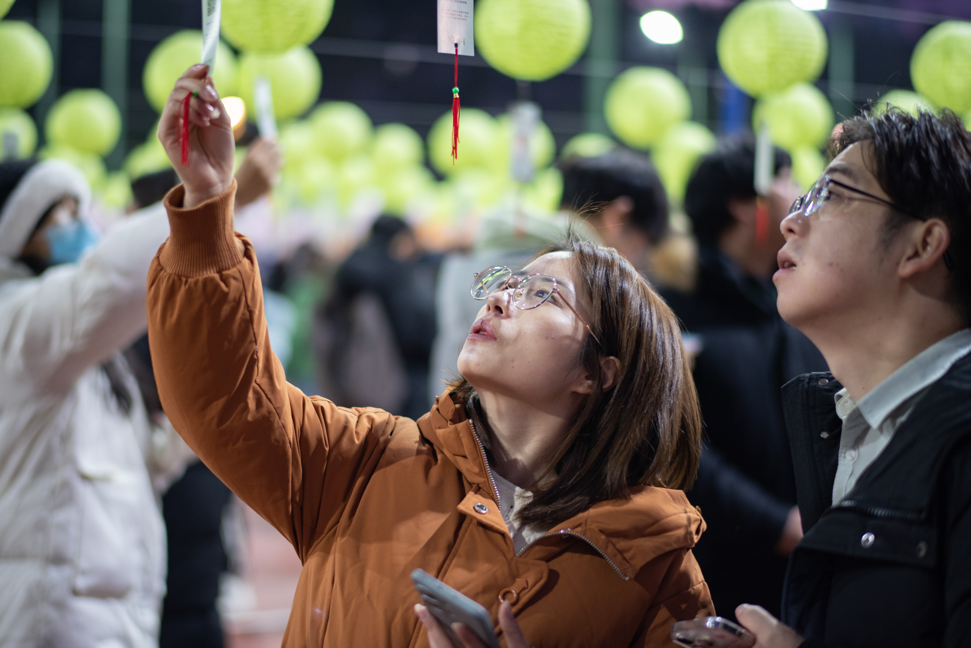 2023年12月31日晚19：00灯谜区同学在猜灯谜(学通社记者 李科毅 摄)