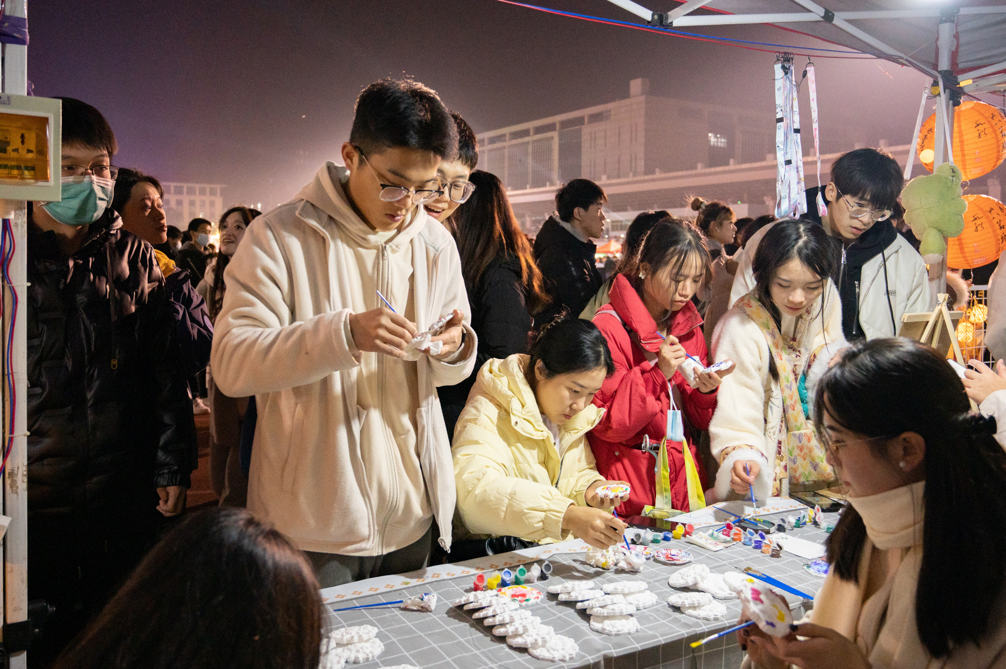 2023年12月31日晚19：30新年庙会文化活动区彩绘石膏制作（学通社记者 许可 摄）