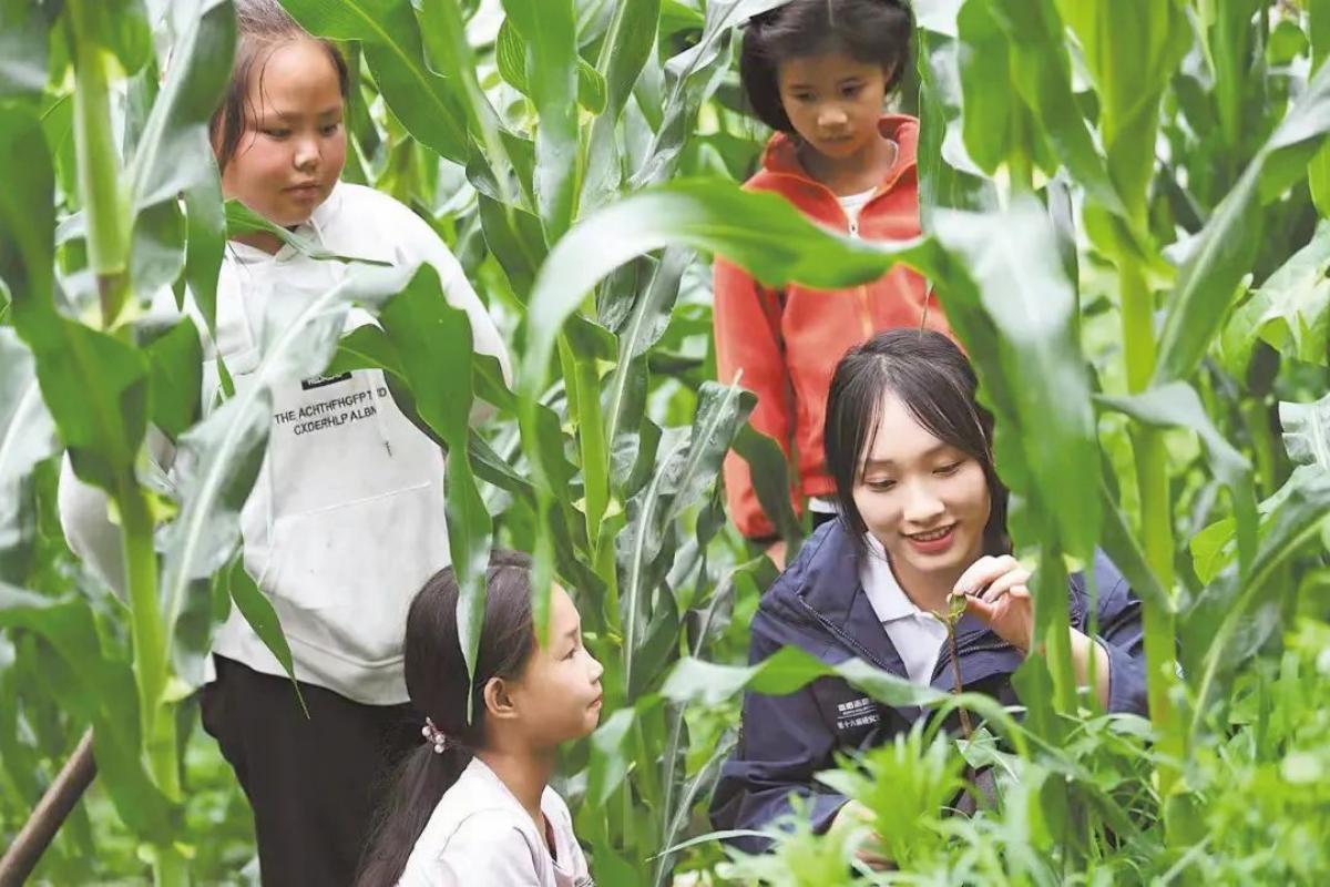 2021年春，华中农业大学第十六届研究生支教团志愿者杨子萱（右一）在贵州毕节猫场镇的自然教育基地给孩子们讲解自然知识(1)