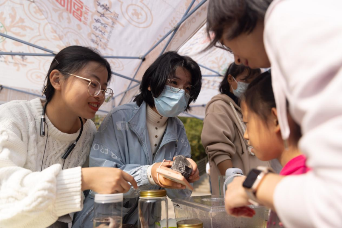 本禹志愿服务队分队“蓝色精灵”志愿者正在给孩子们科普鱼类知识(1)