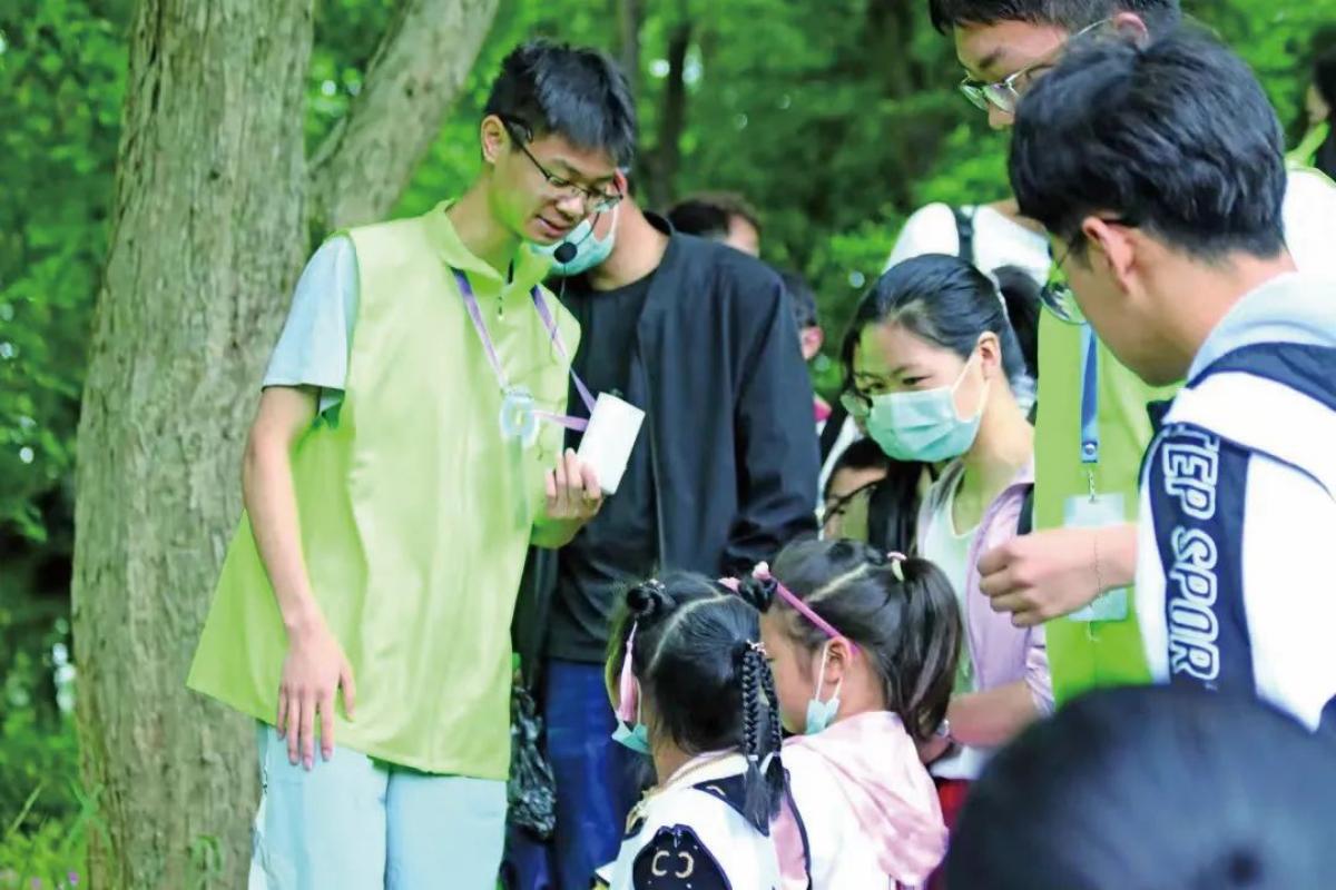 本禹志愿服务队分队绿色协会志愿者带领走进自然，开展生态环境保护宣传教育(1)