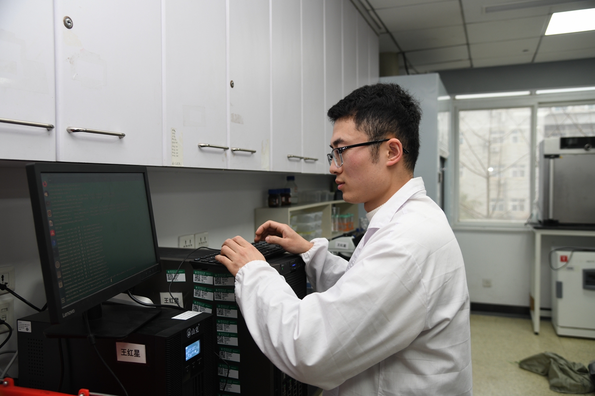 10 博士研究生王红星正在查看试验数据（记者 徐行 摄）