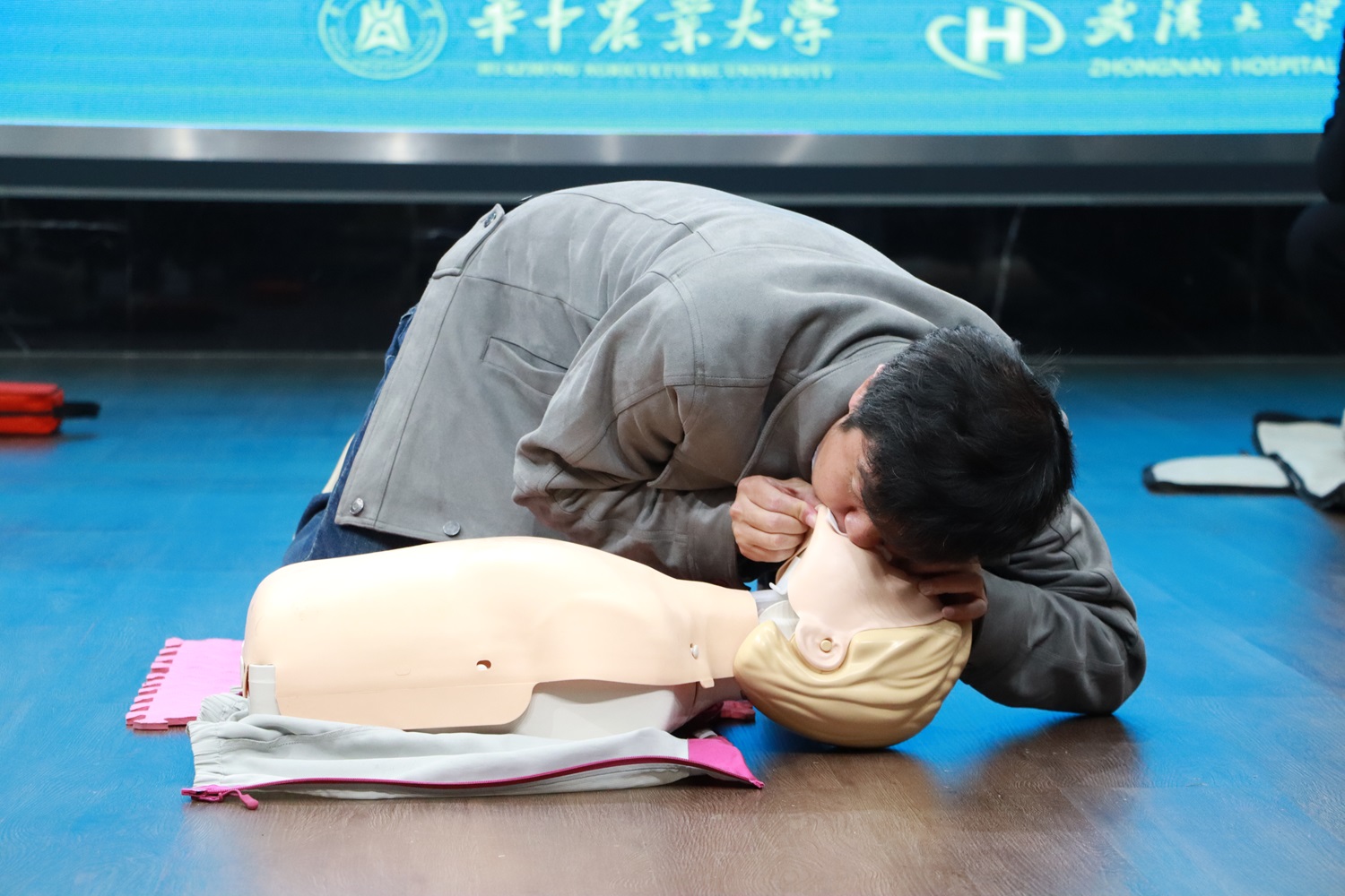 倪绍州医生进行人工呼吸示范