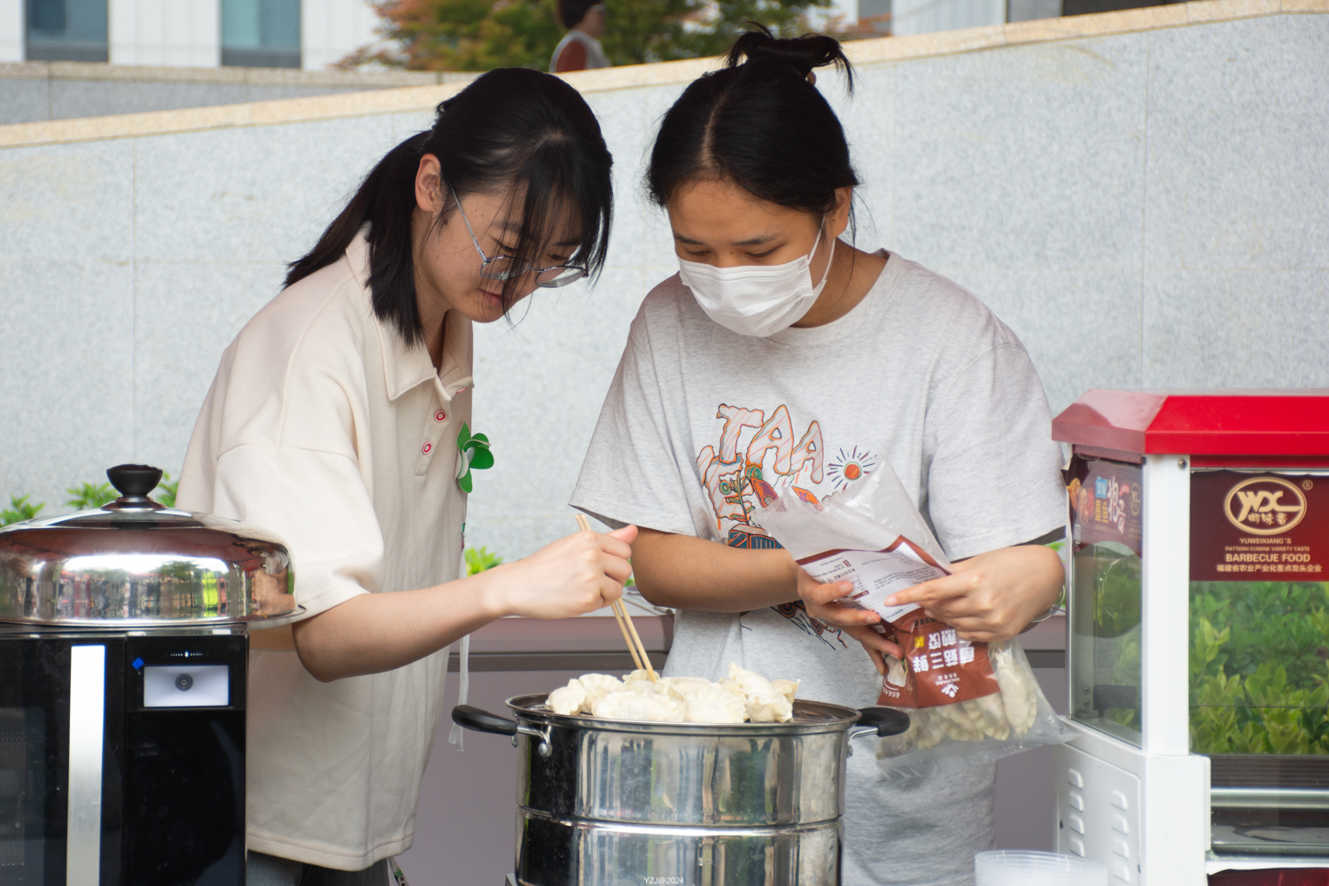 同学们正在制作蒸饺（学通社记者 张湛琦 摄）