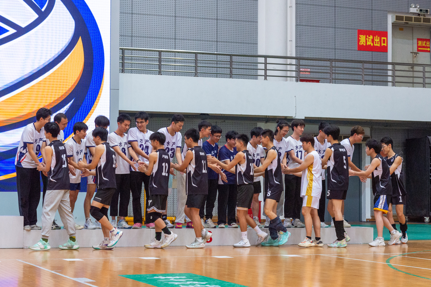 男子排球赛决赛颁奖仪式获奖队伍互相致意（学通社记者 魏雨城 摄）