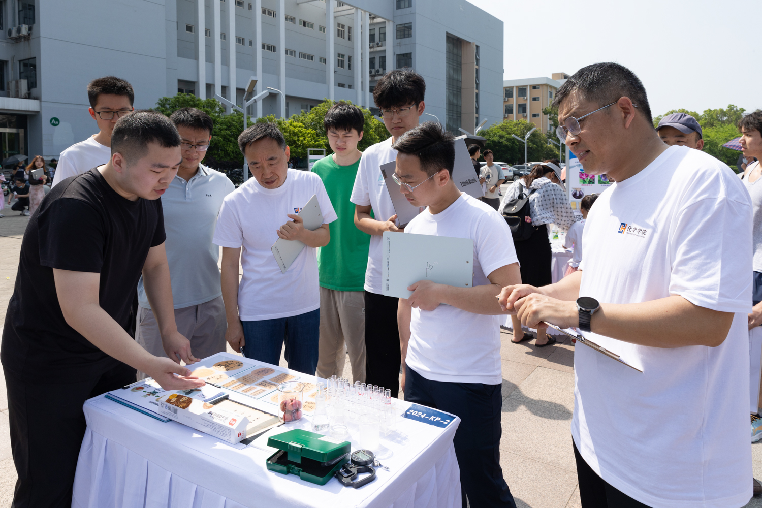 同学向评委老师介绍自己的作品(学通社记者 于佳永 摄）