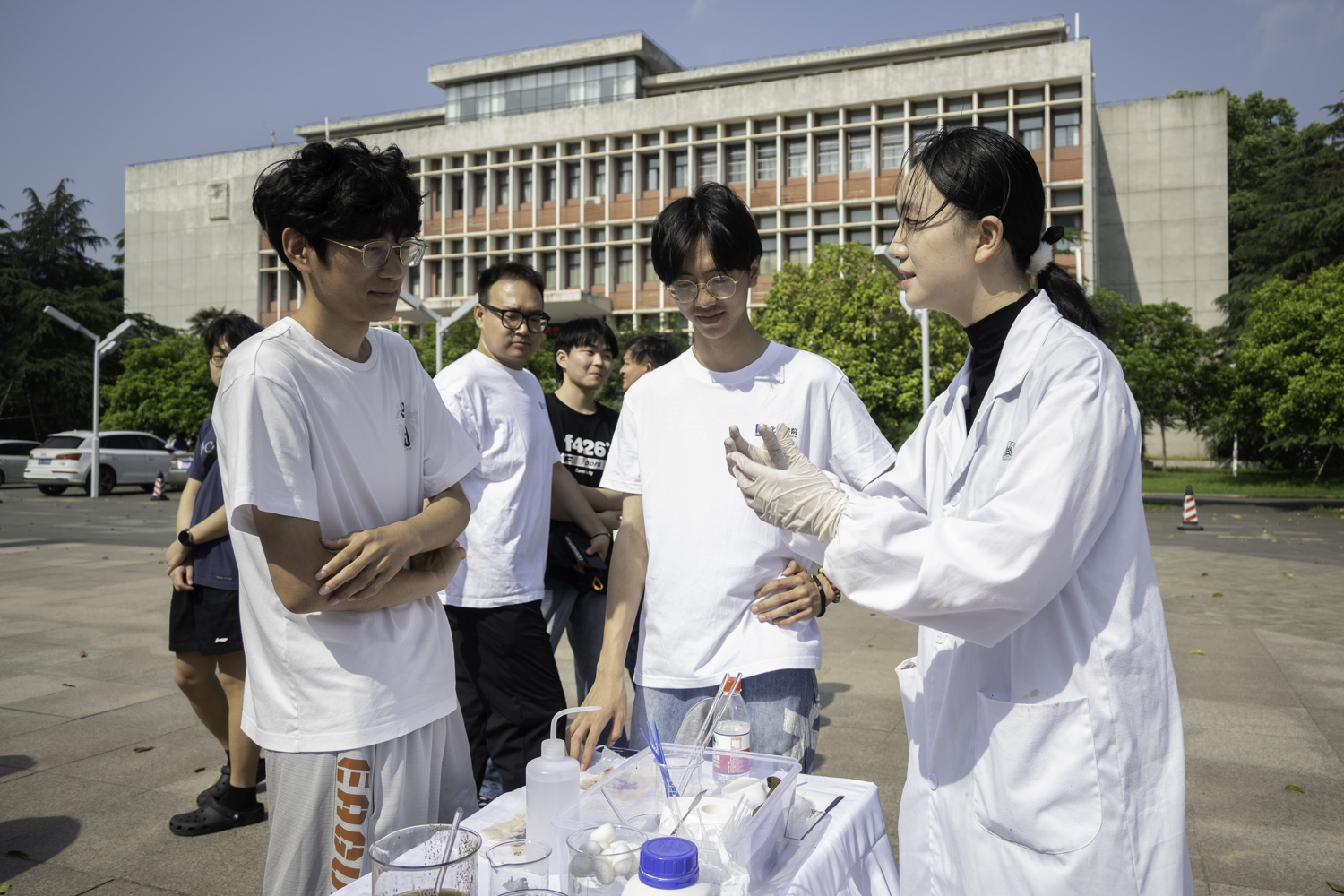 项目负责人向前来参加活动的同学们介绍项目创意（学通社记者 高婉茹摄）