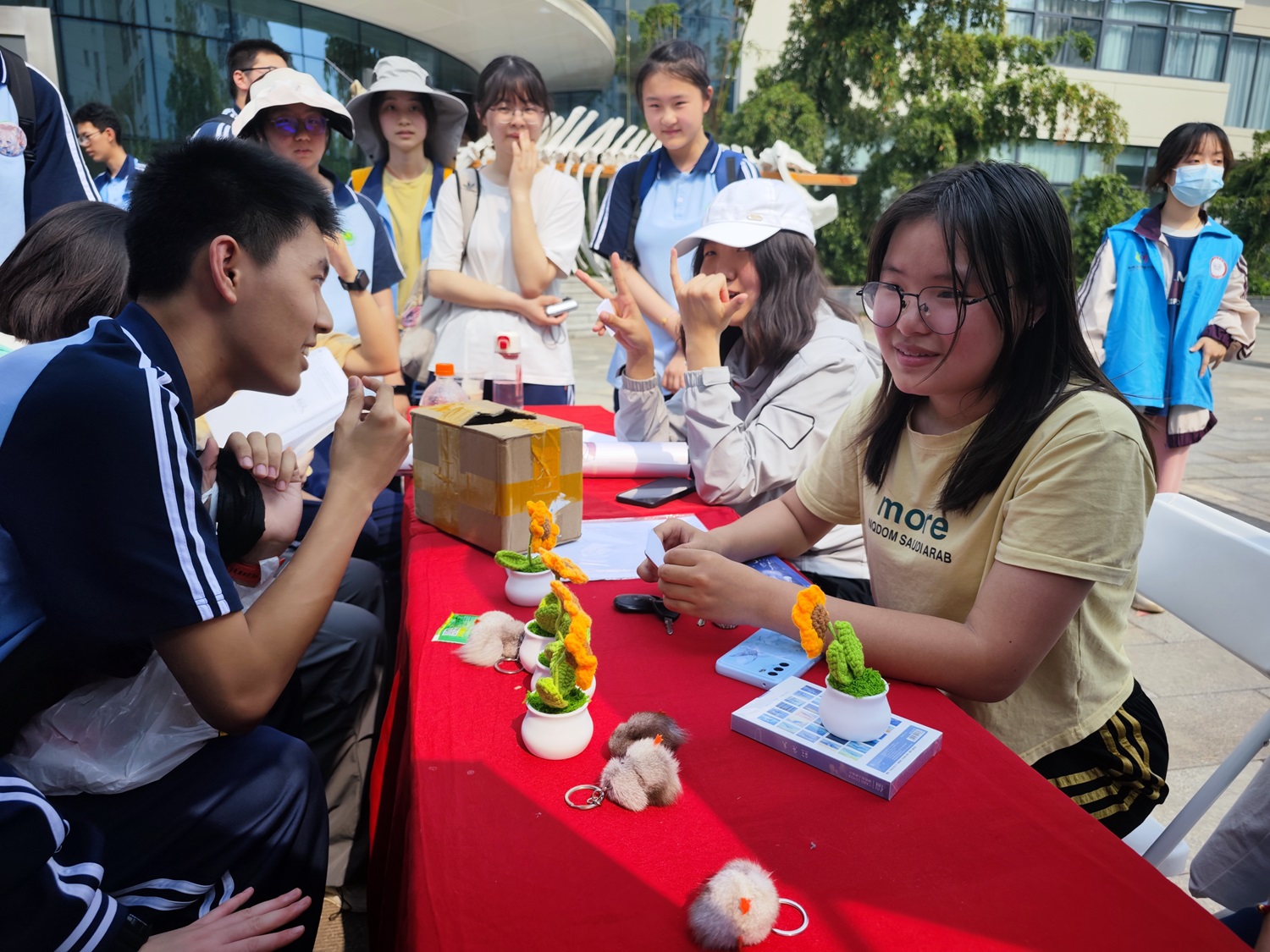 同学们请教动物医学相关问题（通讯员 郭艺佳 摄）