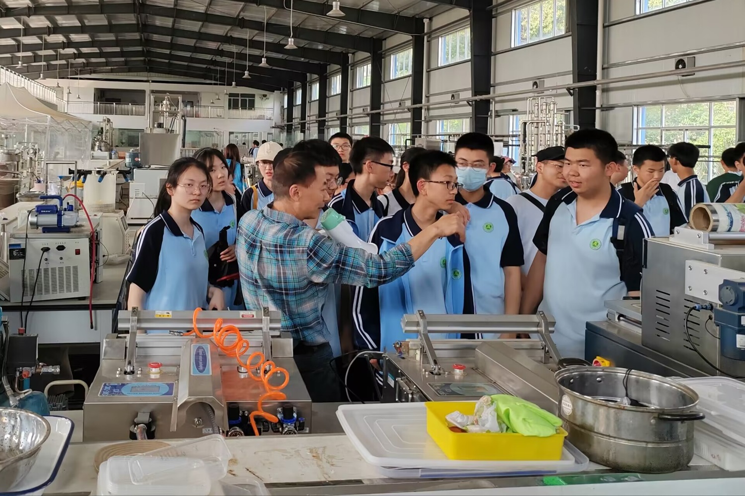 同学们参观食品工厂（通讯员 张留瑜 摄）