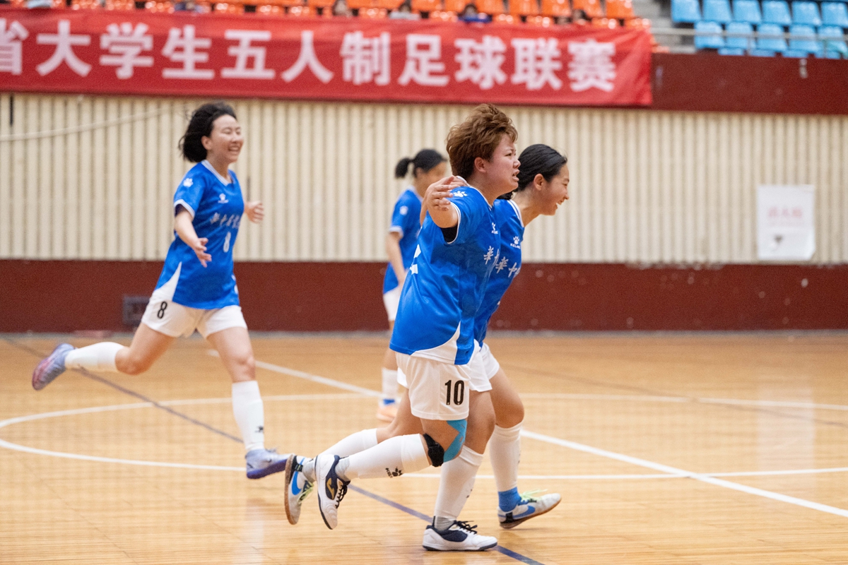 13：43分，华中农业大学女子足球队进球，比分3：3扳平(学通社记者 高言曦 摄)