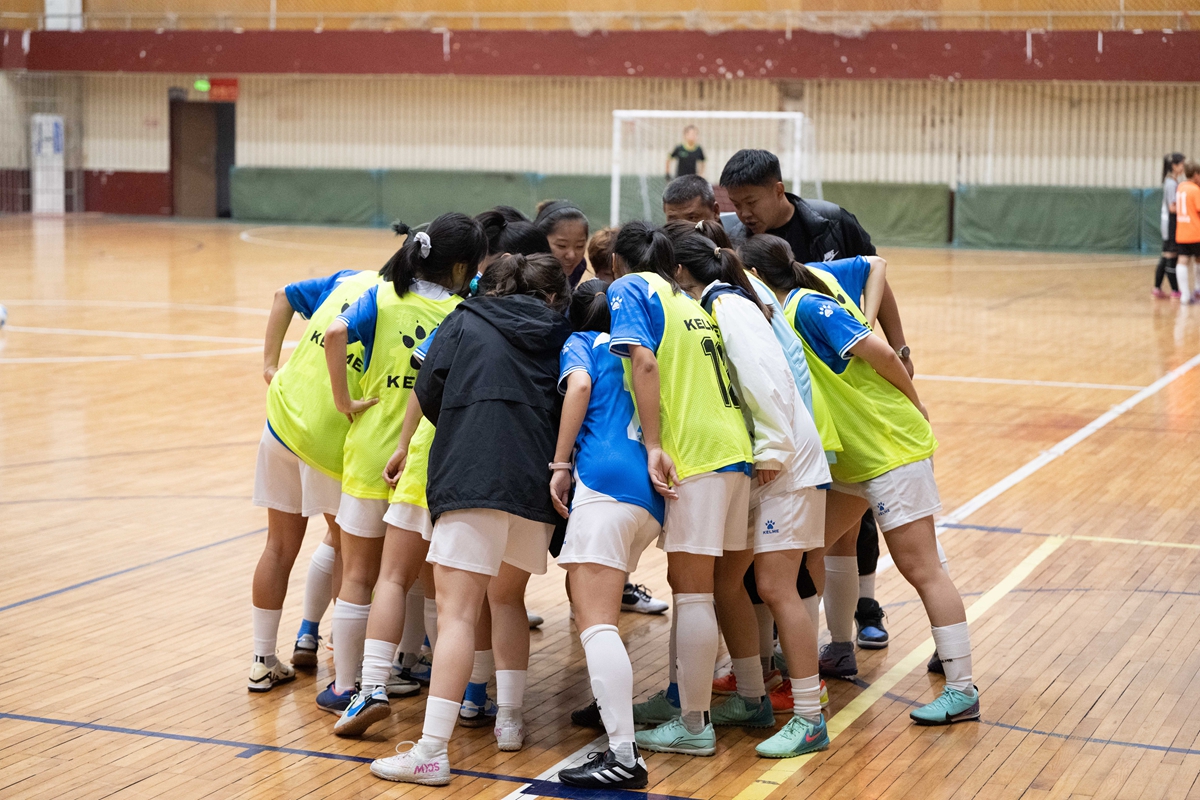 比赛前，华中农业大学女足球队队员们互相加油(学通社记者 高言曦 摄)